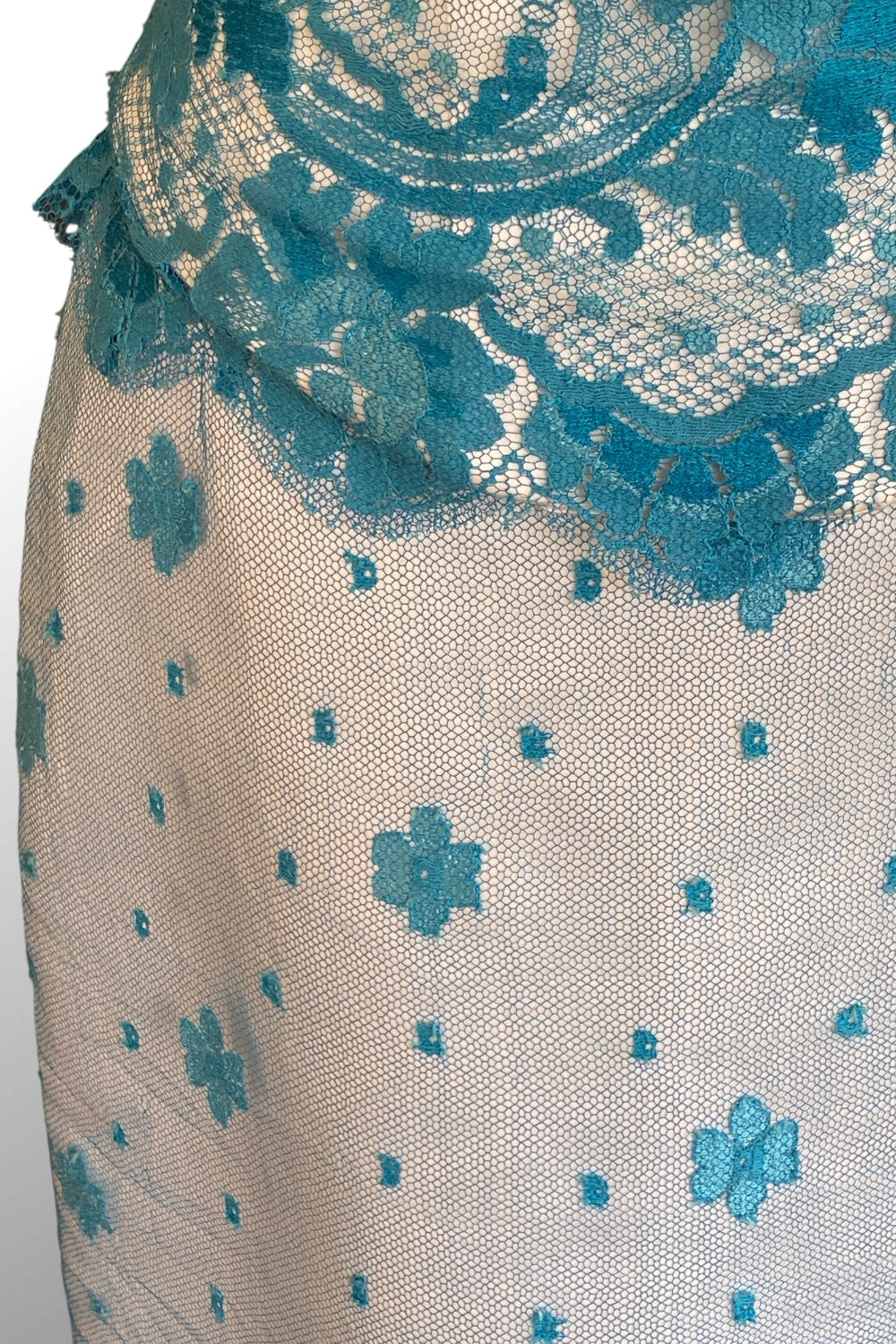 Conjunto de corsé y falda en encaje azul