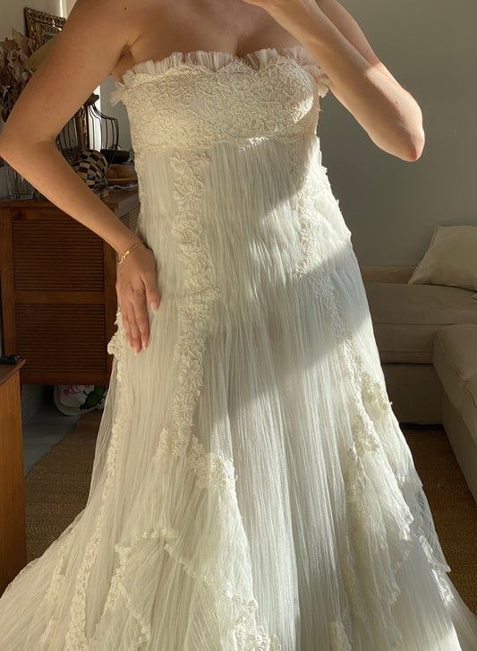 Vestido de novia palabra de honor en tul plisado y encaje