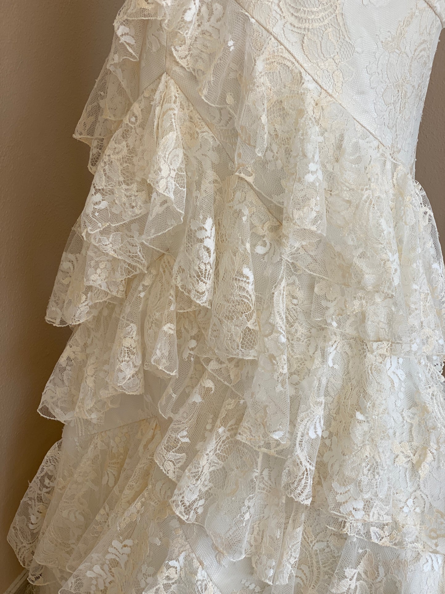 Vestido de novia de encaje con volantes