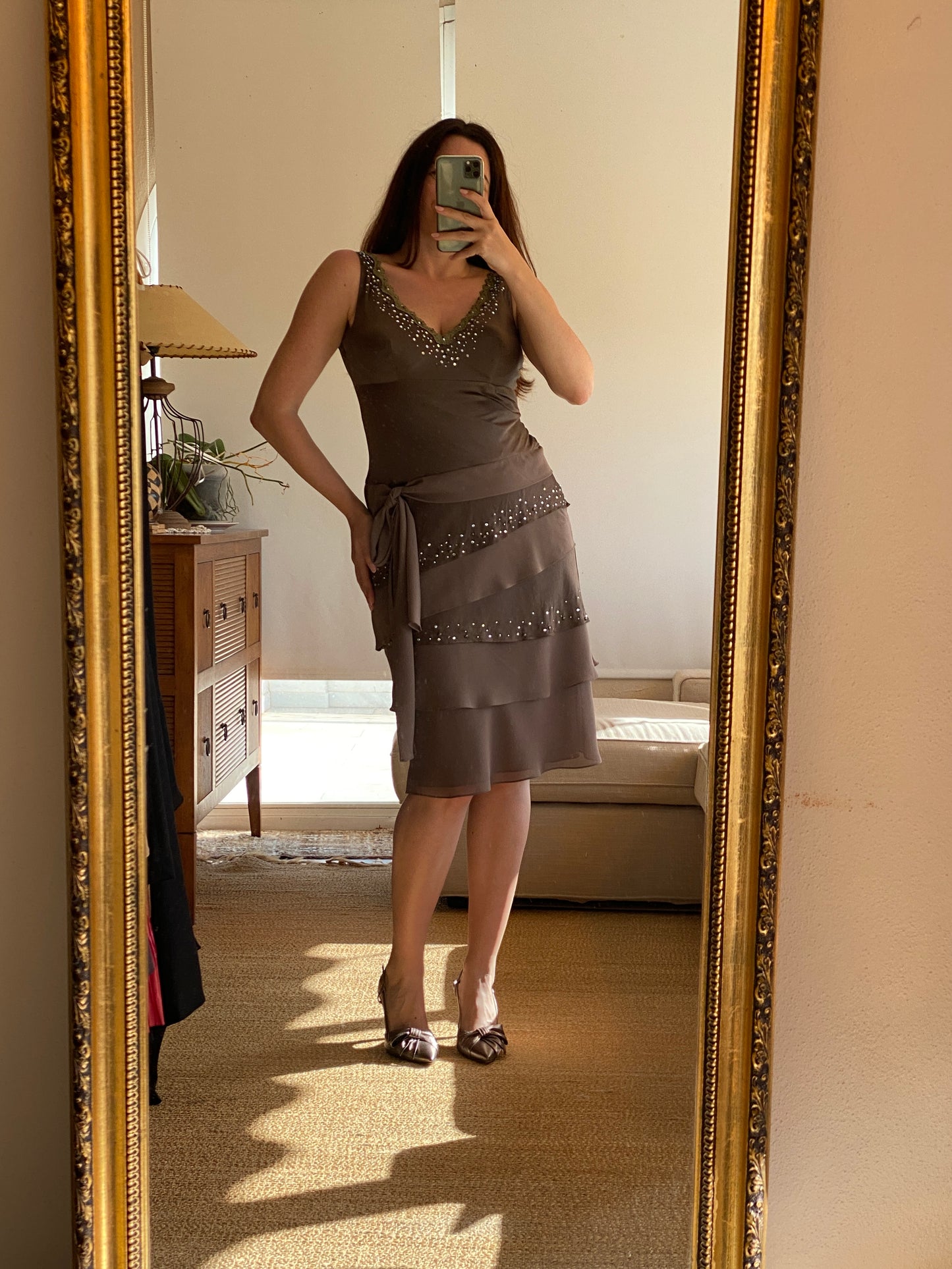 Vestido de seda y gasa color oliva con brillos