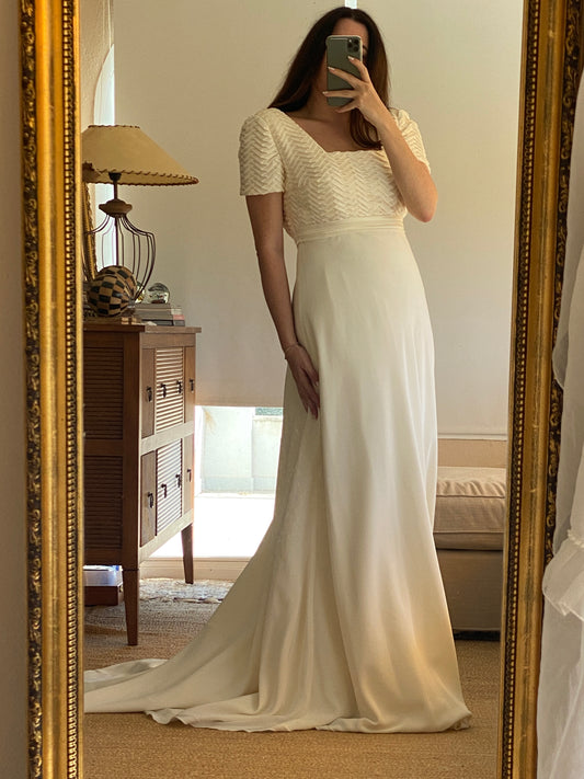 Vestido de novia marfil de corte imperio