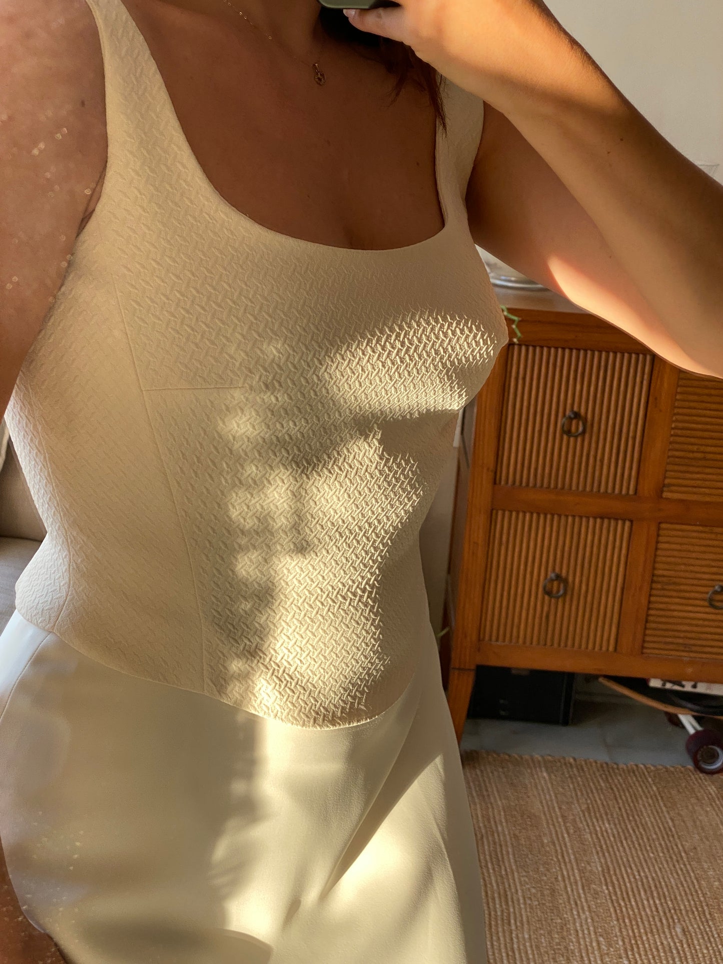 Vestido minimalista con escote cuadrado