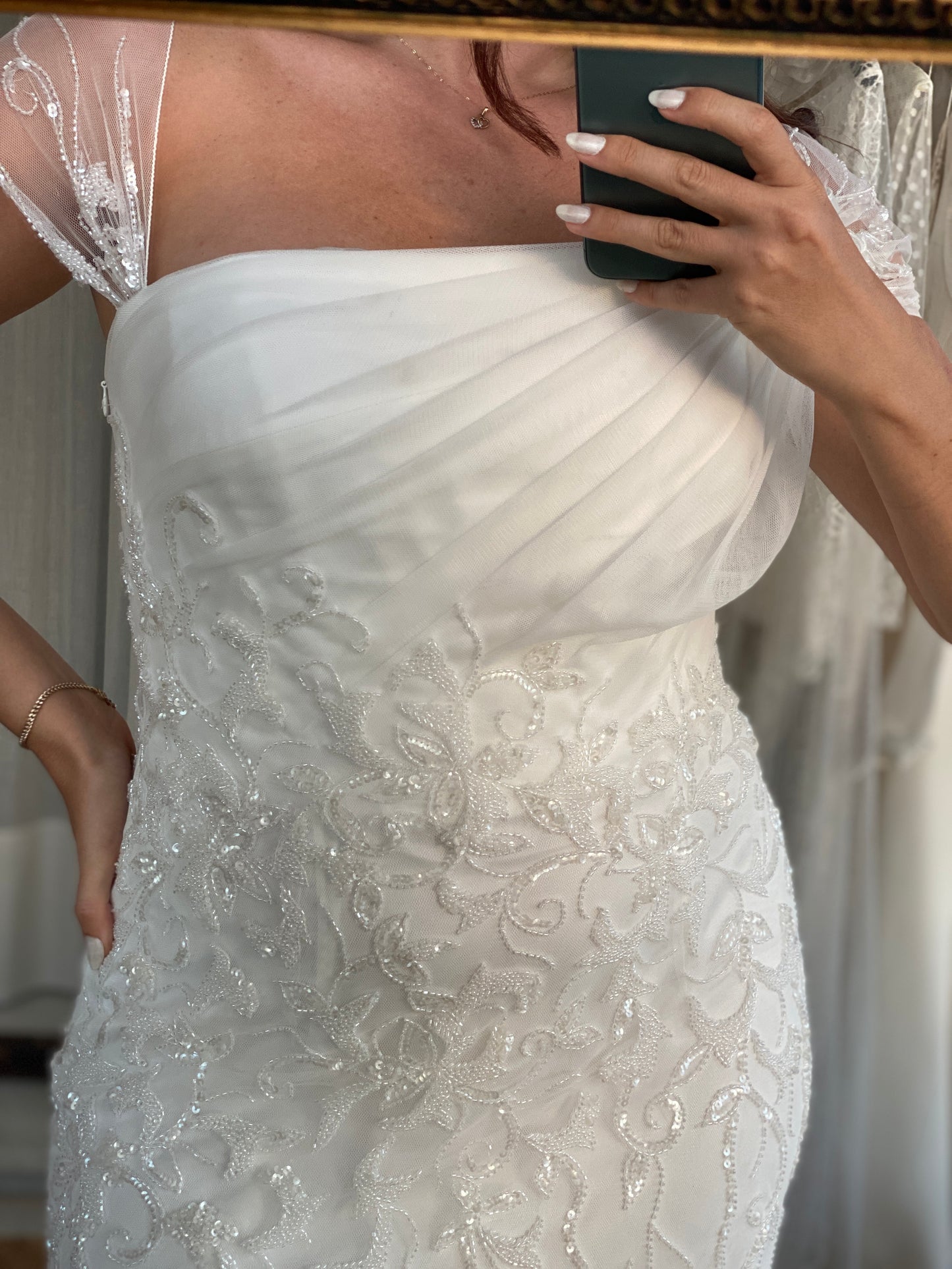 Vestido romántico de tul, pedrería y godets