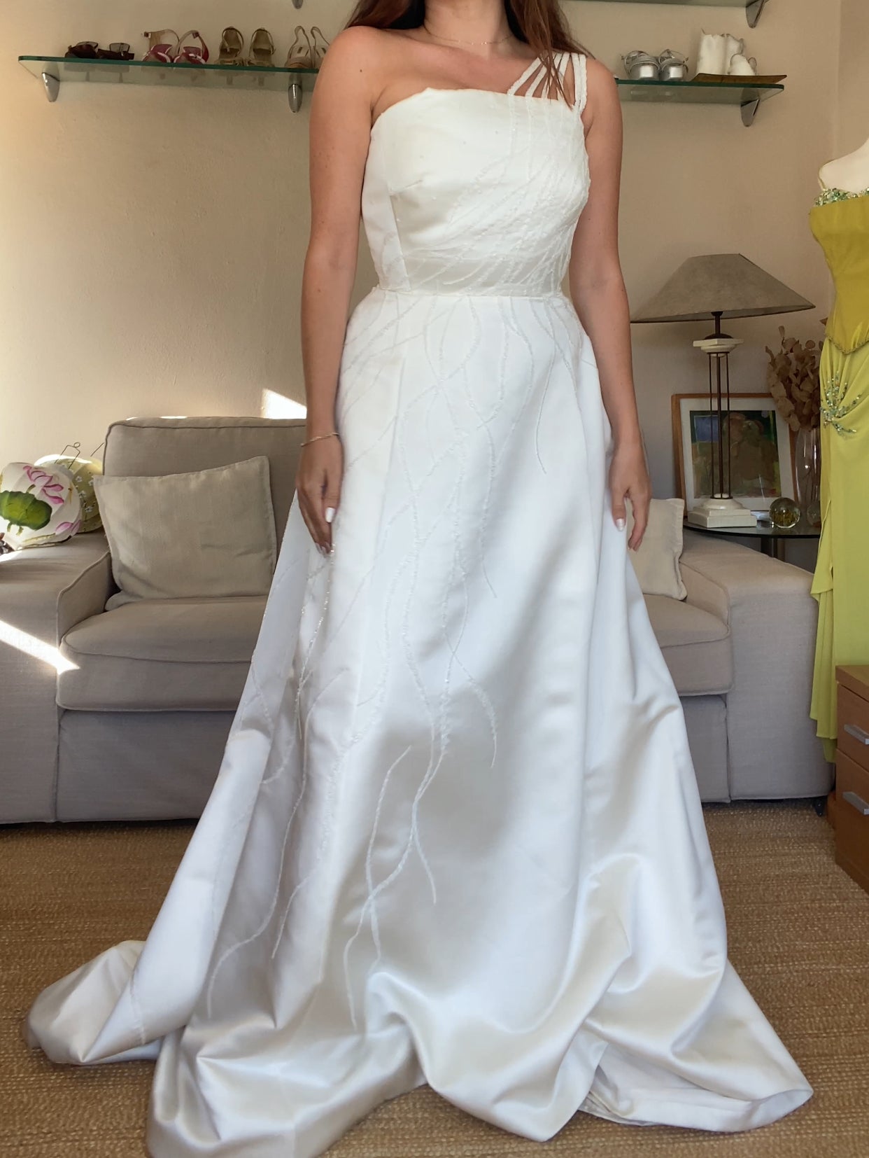Vestido de raso asimétrico con tirante joya
