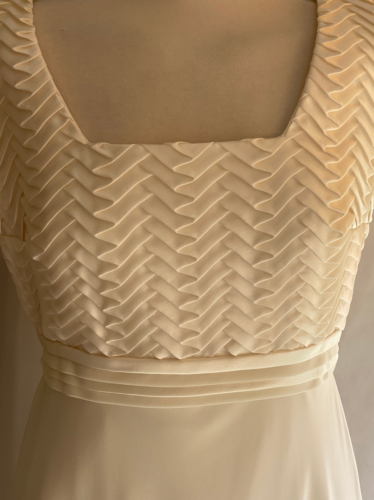 Vestido de novia marfil de corte imperio