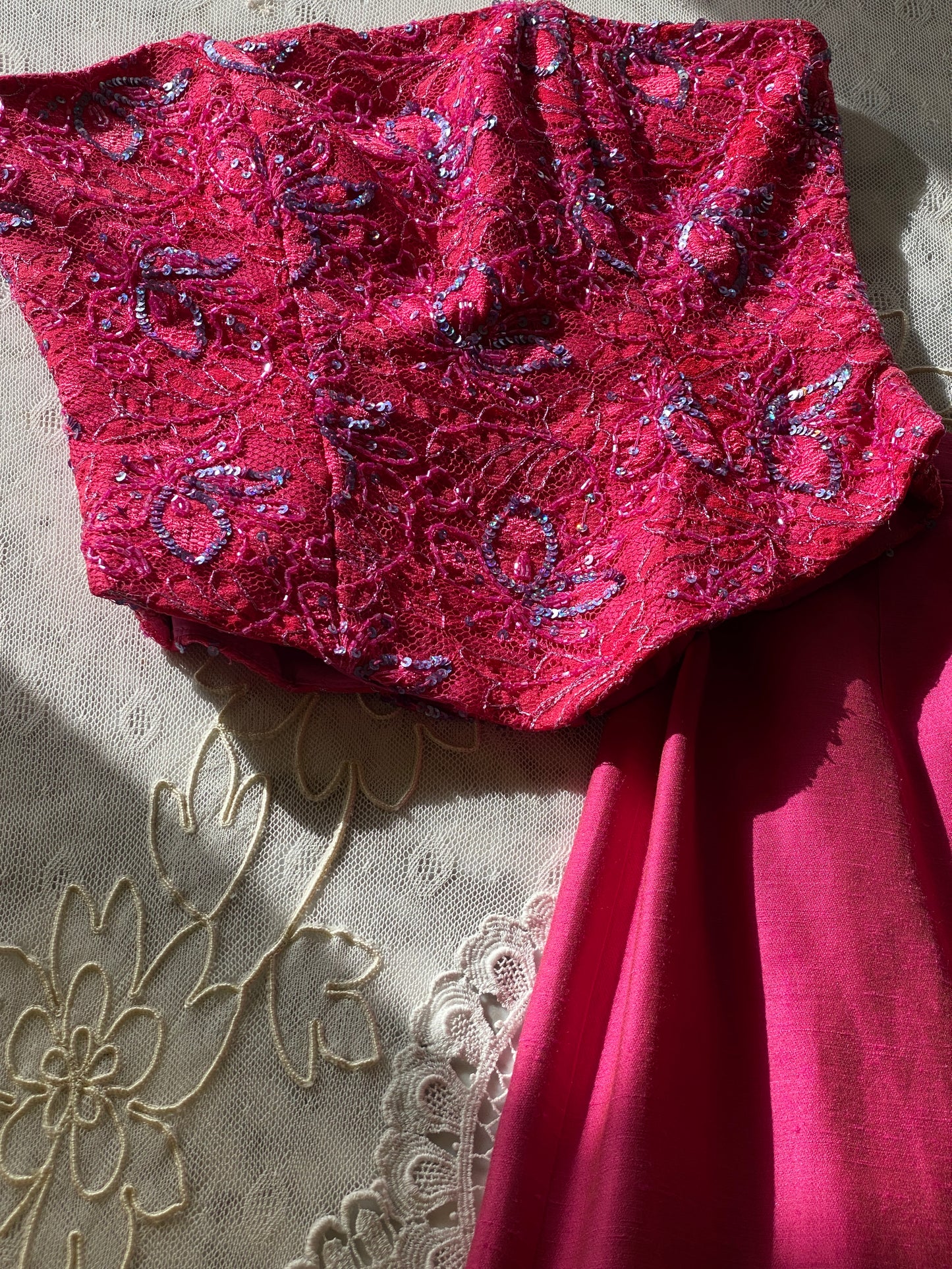 Conjunto vintage de seda con mariposas bordadas
