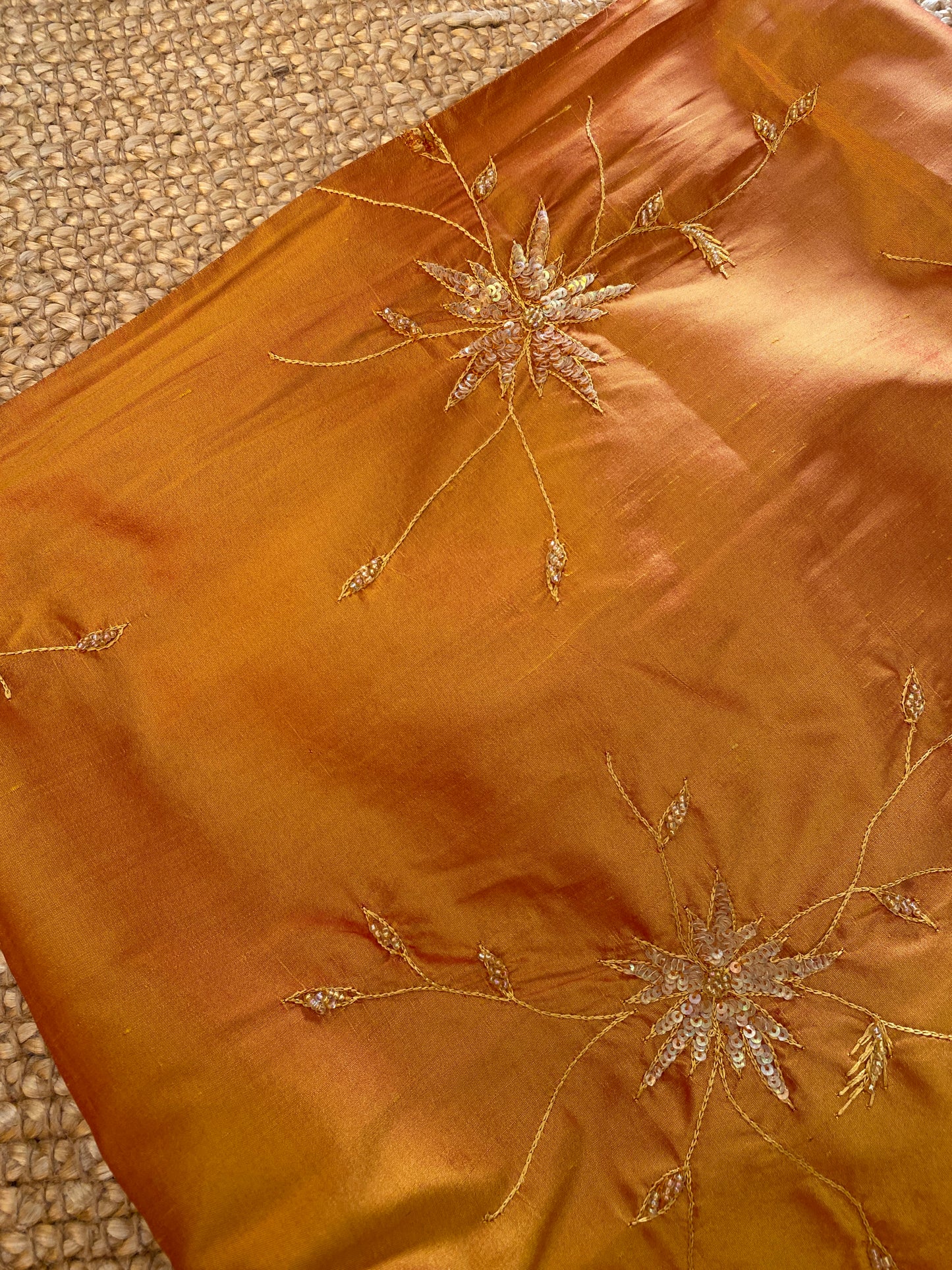 Falda de seda salvaje y organza con volantes en color ámbar