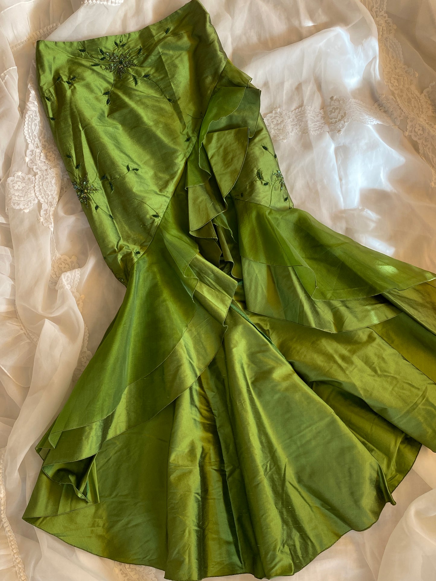 Falda de seda salvaje y organza con volantes en verde vibrante