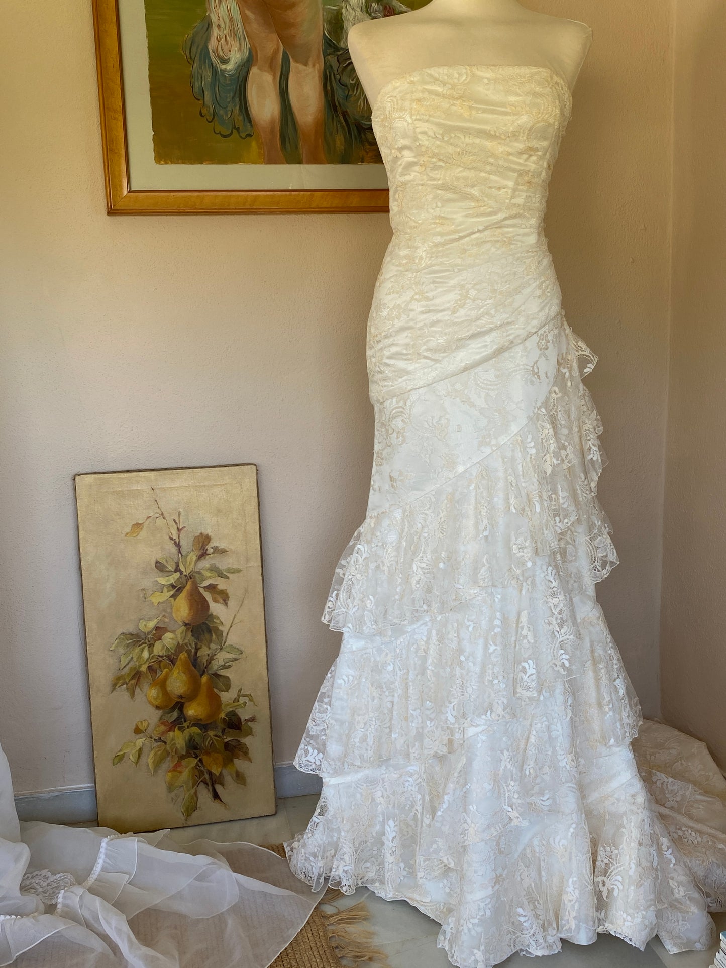 Vestido de novia de encaje con volantes