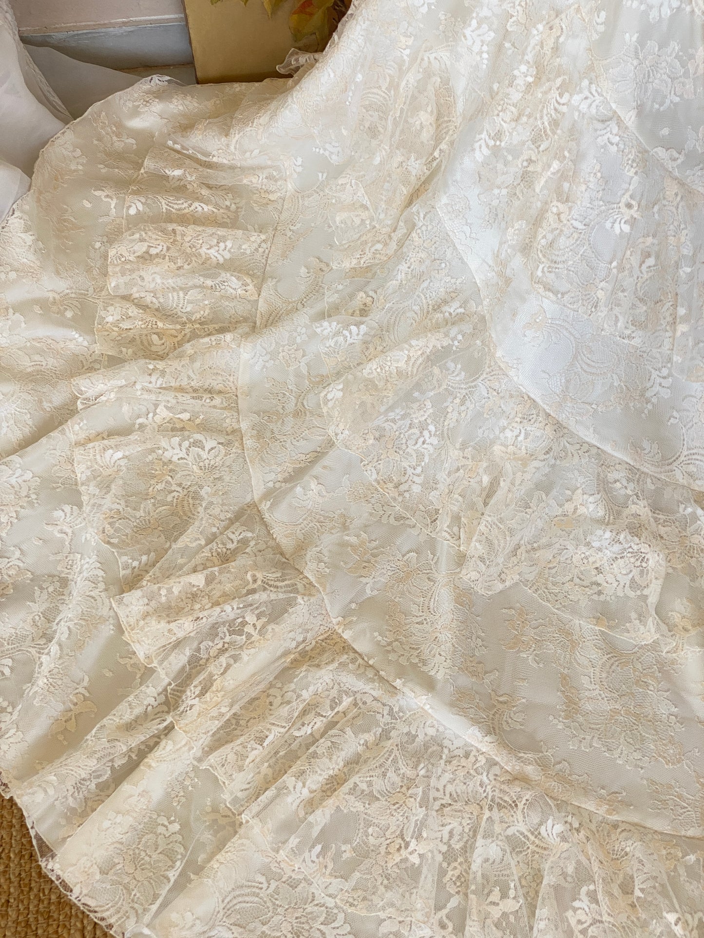 Vestido de novia de encaje con volantes