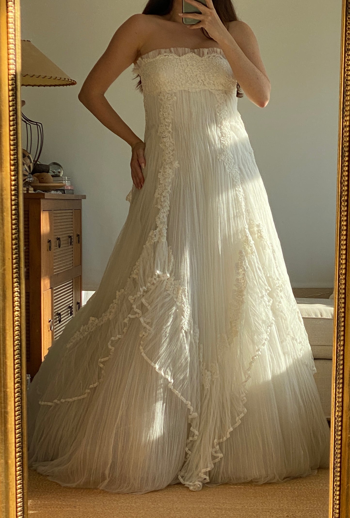 Vestido de novia palabra de honor en tul plisado y encaje