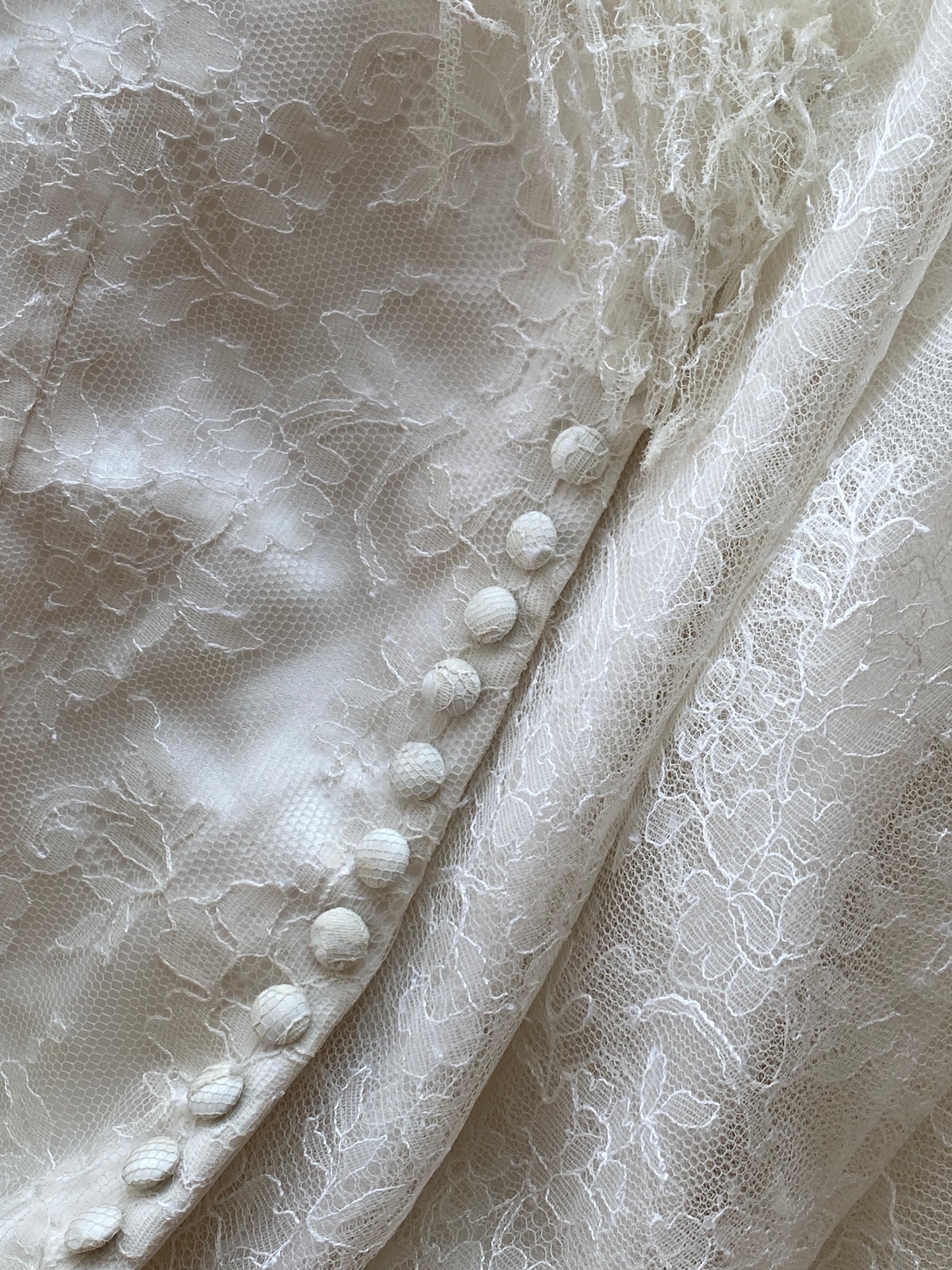 Vestido de novia en encaje chantillí con velo