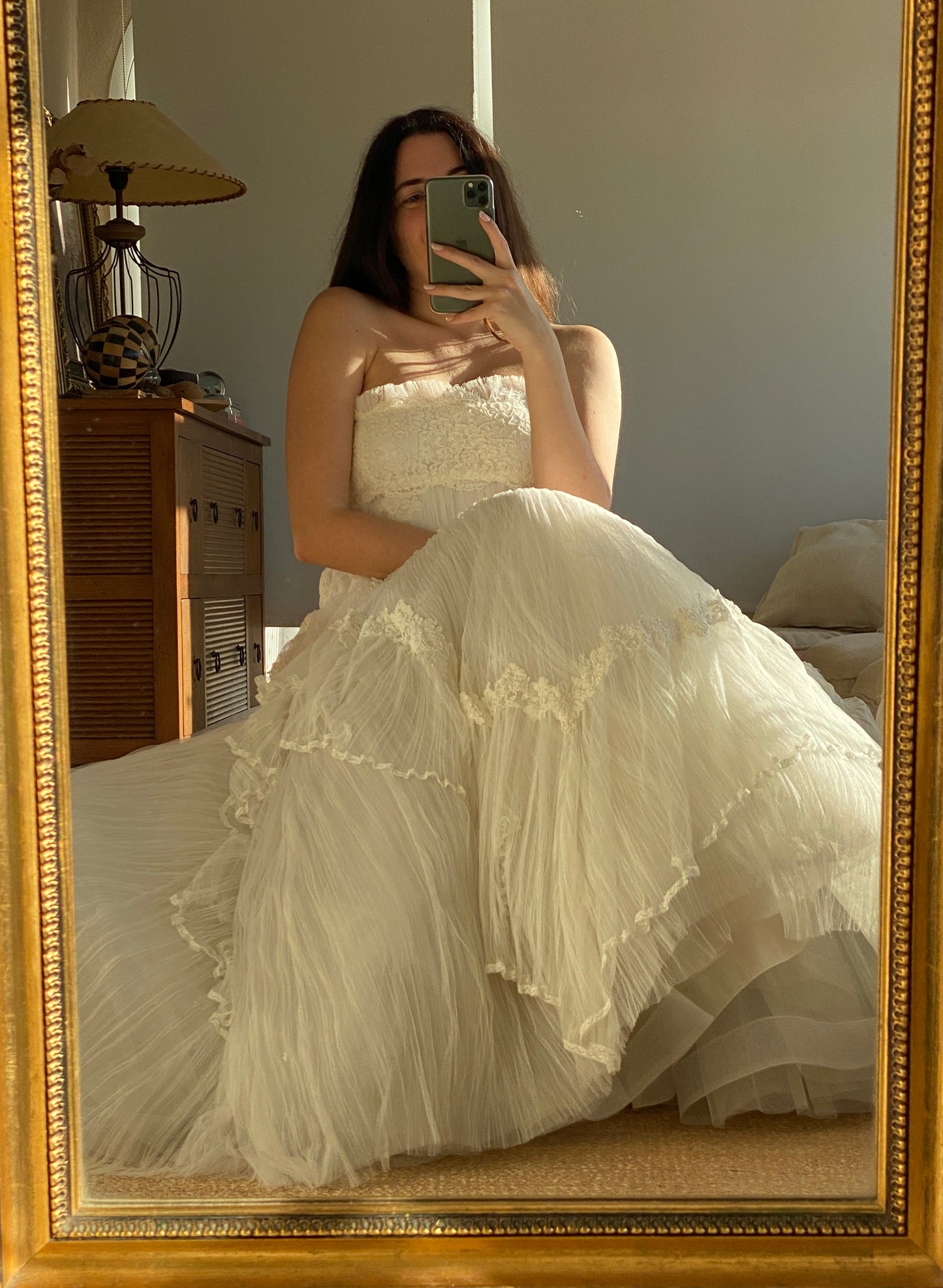 Vestido de novia palabra de honor en tul plisado y encaje