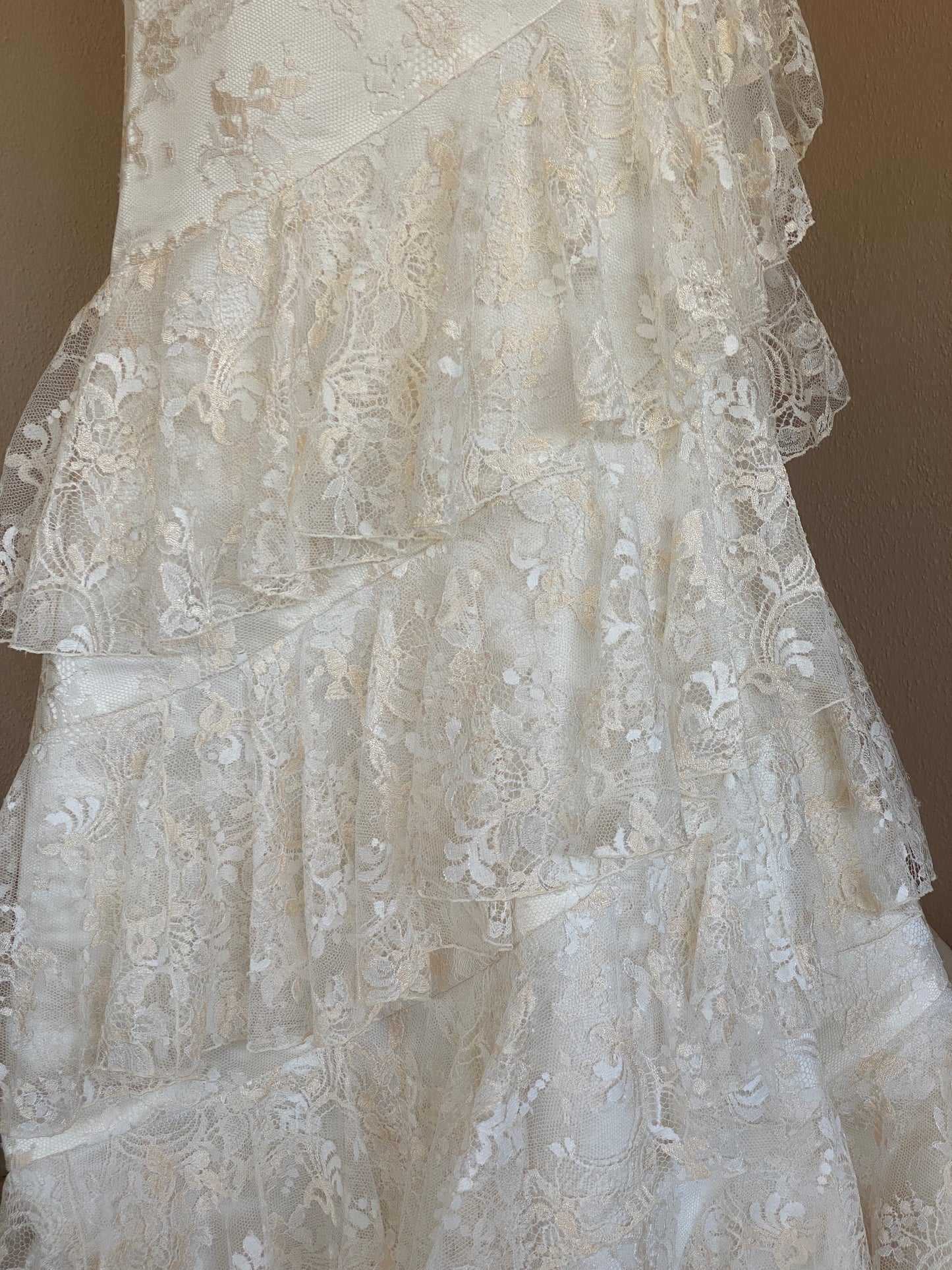 Vestido de novia de encaje con volantes