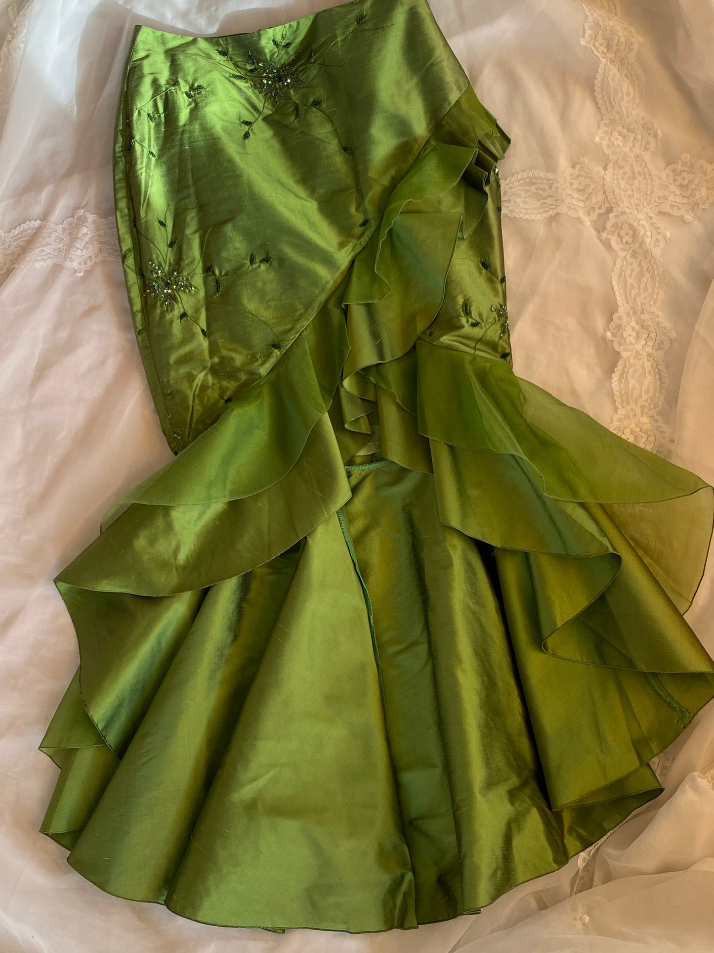 Falda de seda salvaje y organza con volantes en verde vibrante
