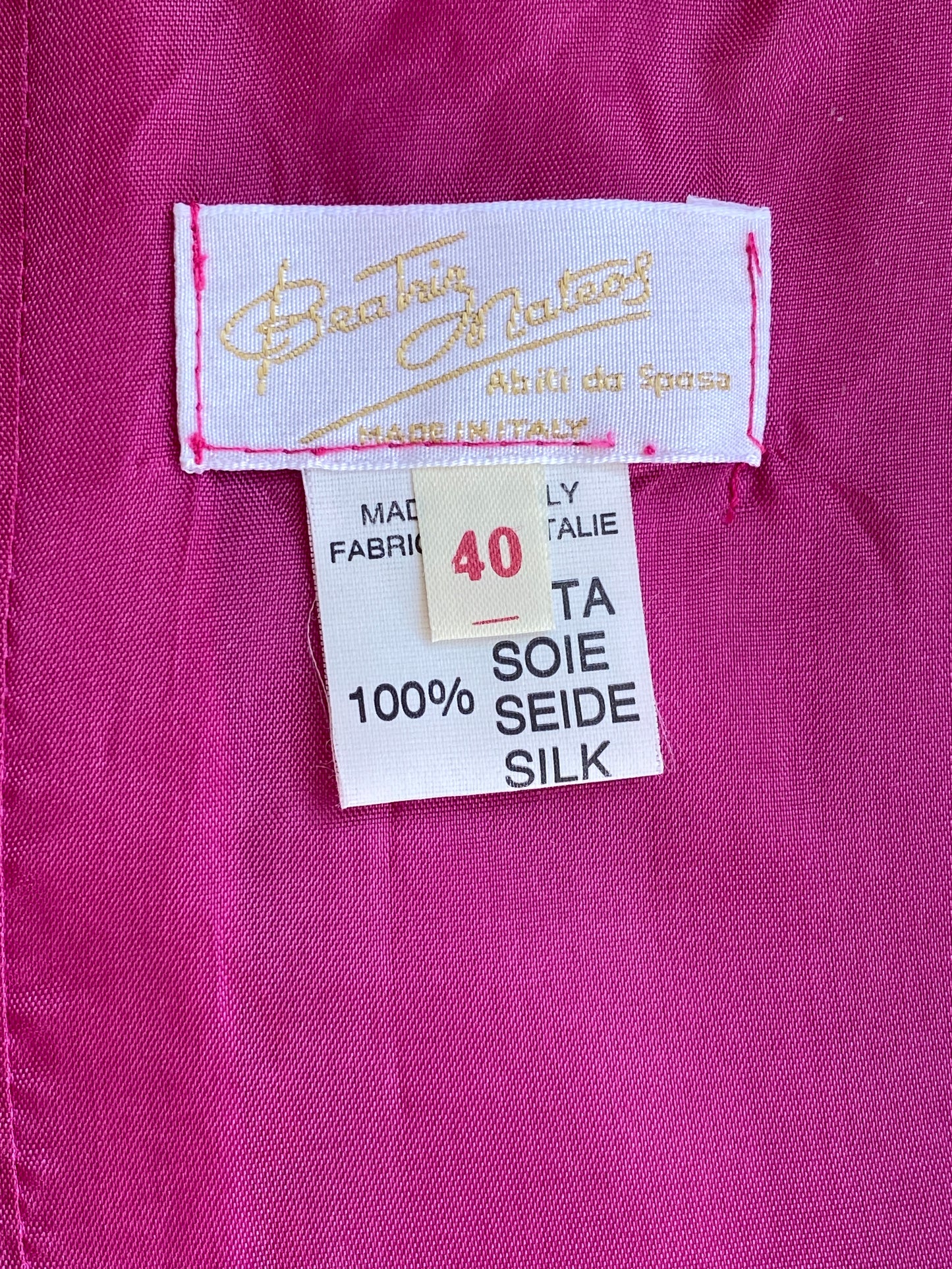 Conjunto vintage de seda con mariposas bordadas