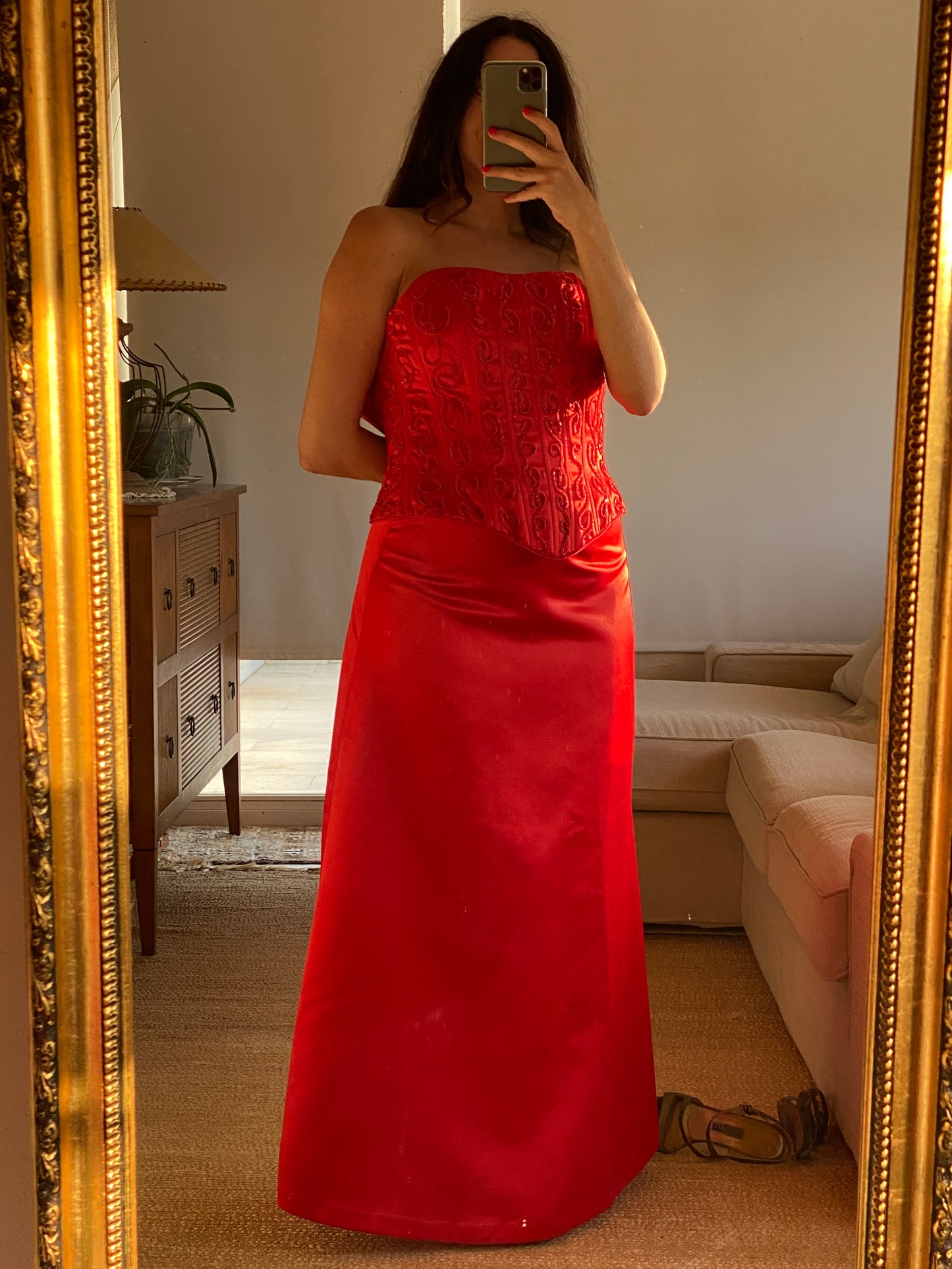 Conjunto vintage de corsé y falda de raso rojo
