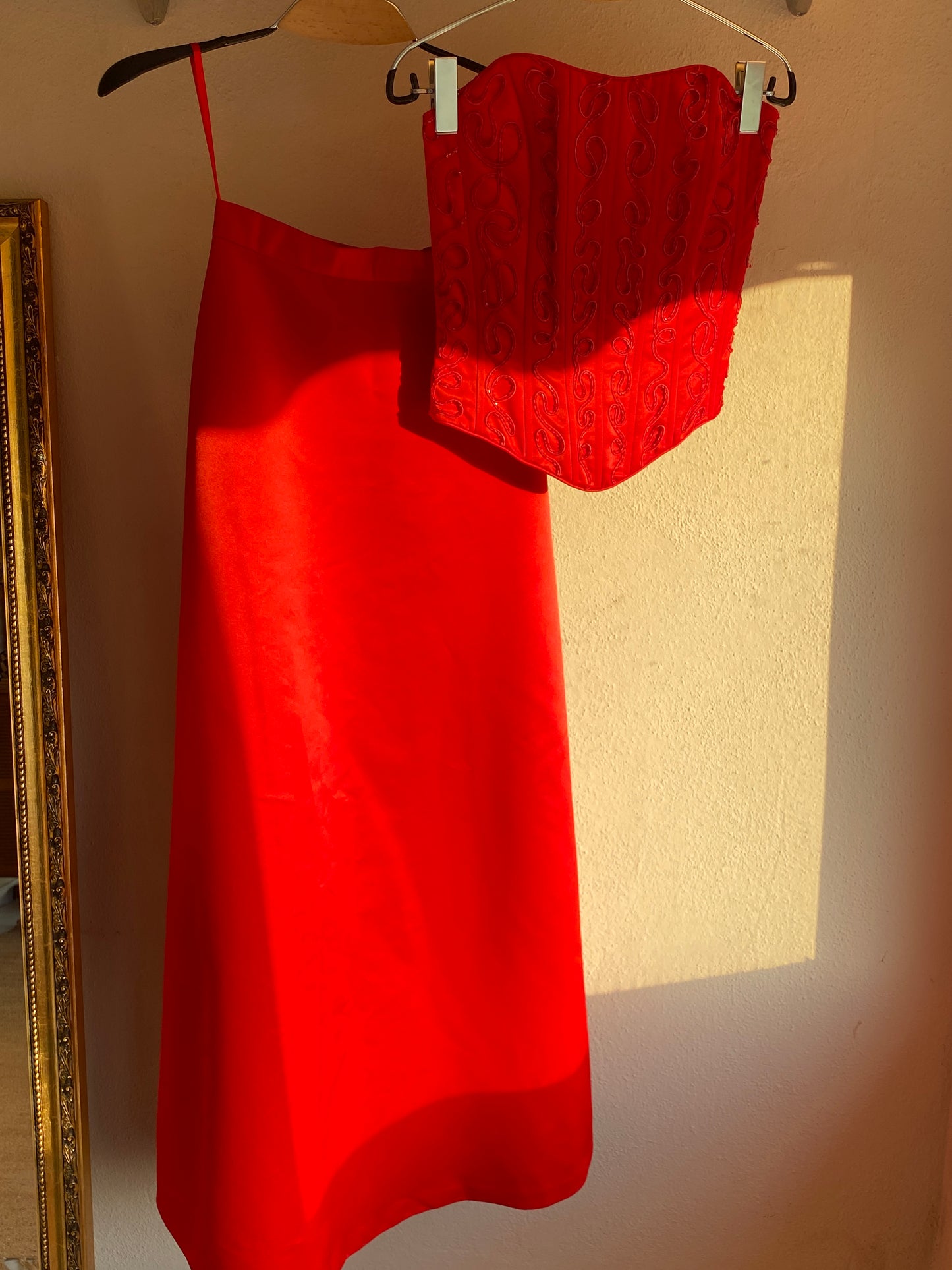 Conjunto vintage de corsé y falda de raso rojo