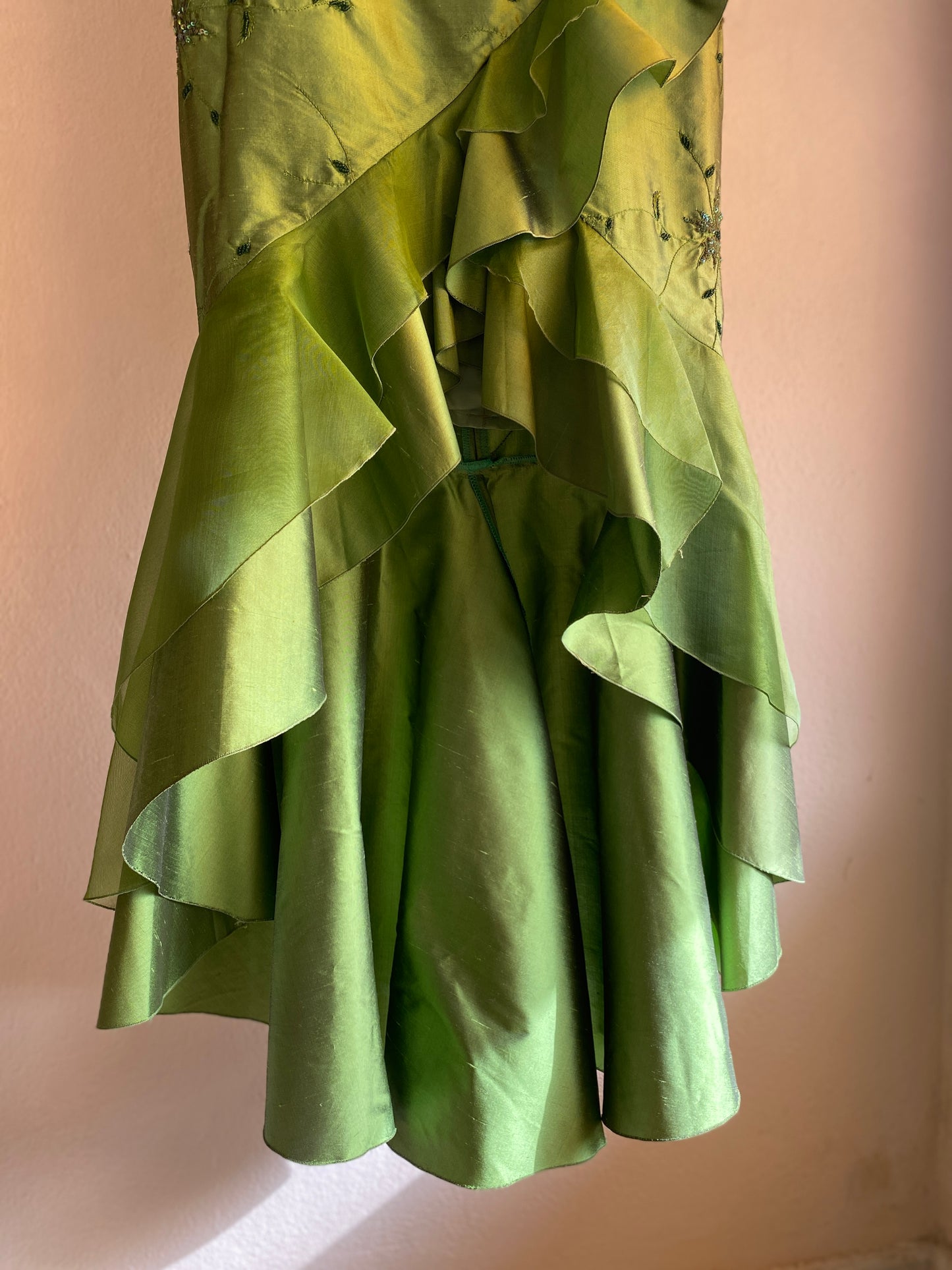 Falda de seda salvaje y organza con volantes en verde vibrante