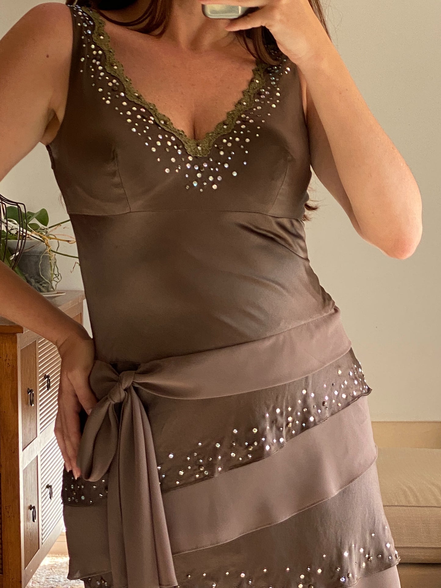 Vestido de seda y gasa color oliva con brillos