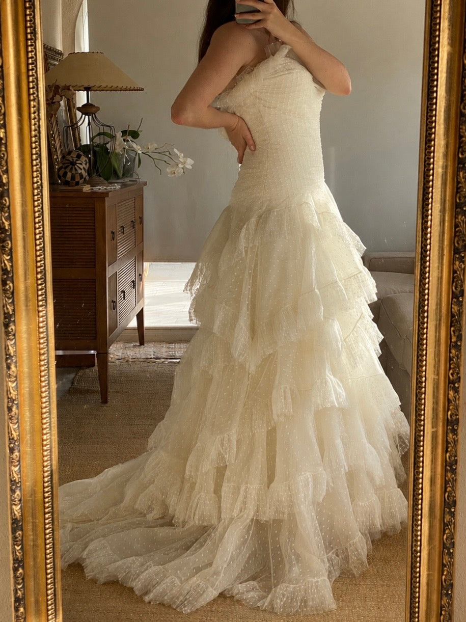 Vestido de novia en tul plumeti con falda de volantes