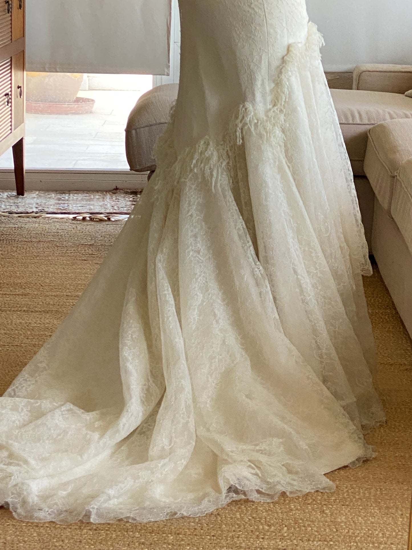 Vestido de novia en encaje chantillí con velo