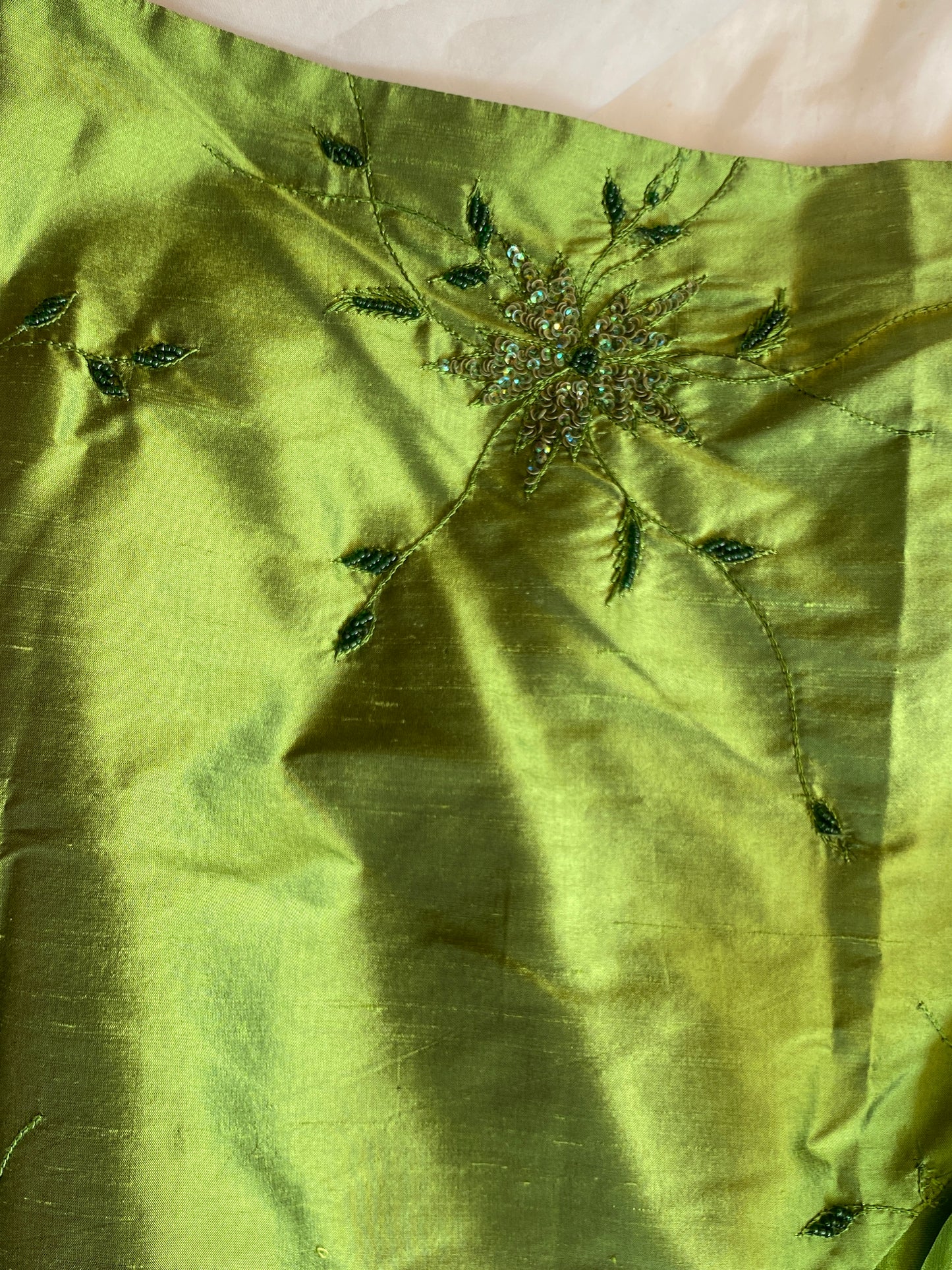 Falda de seda salvaje y organza con volantes en verde vibrante