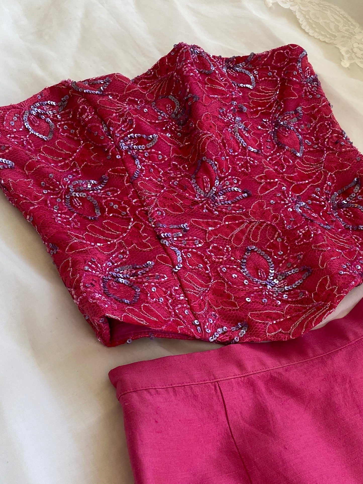 Conjunto vintage de seda con mariposas bordadas