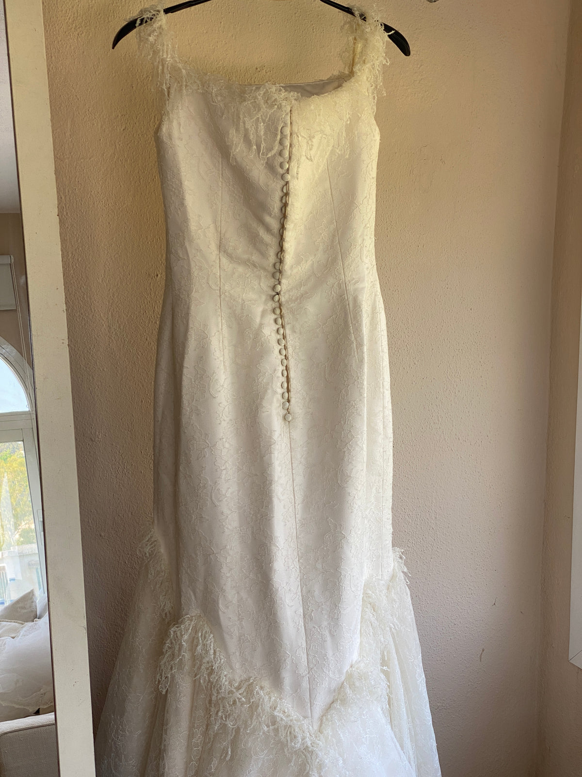 Vestido de novia en encaje chantillí con velo
