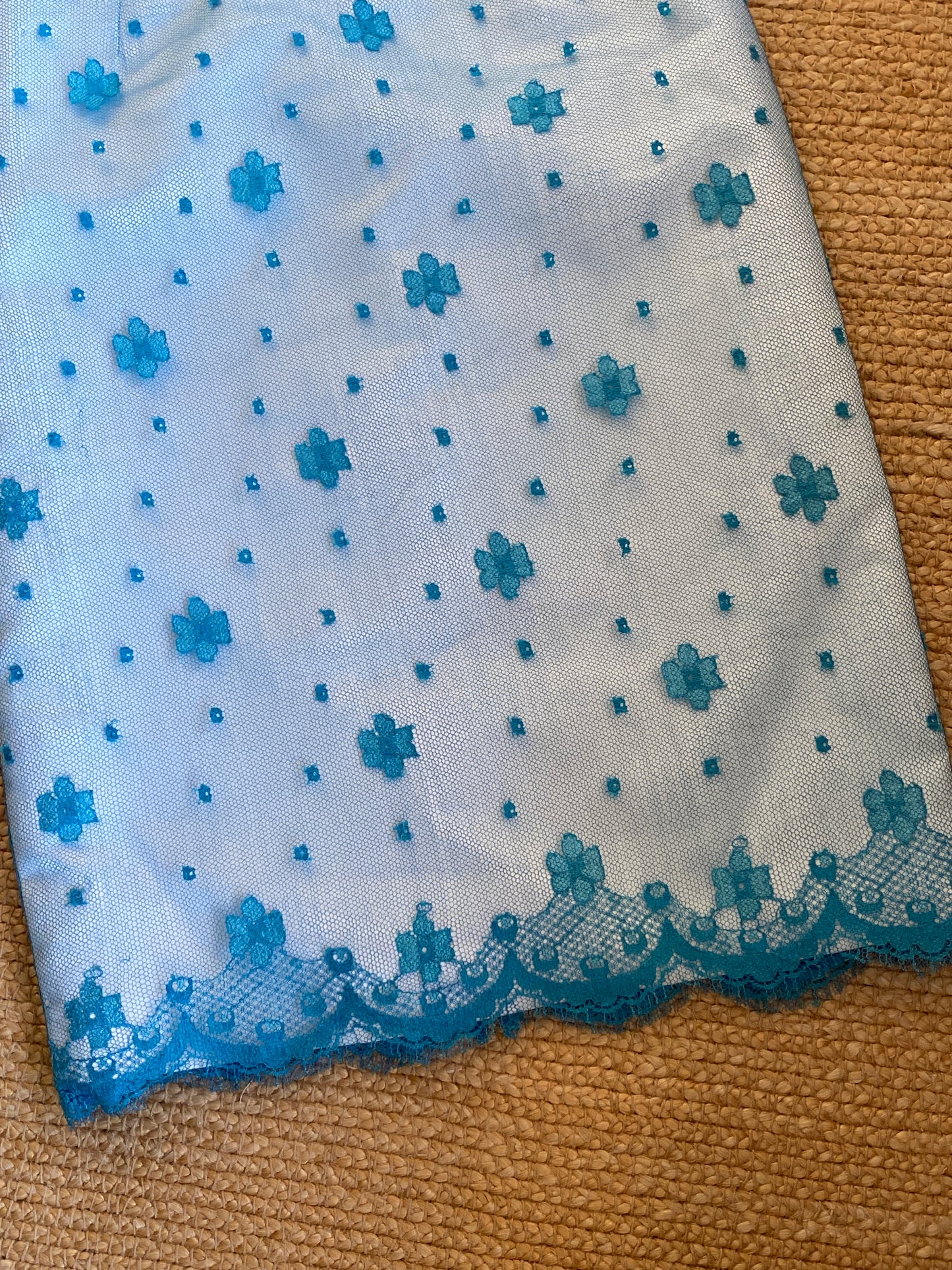 Conjunto de corsé y falda en encaje azul