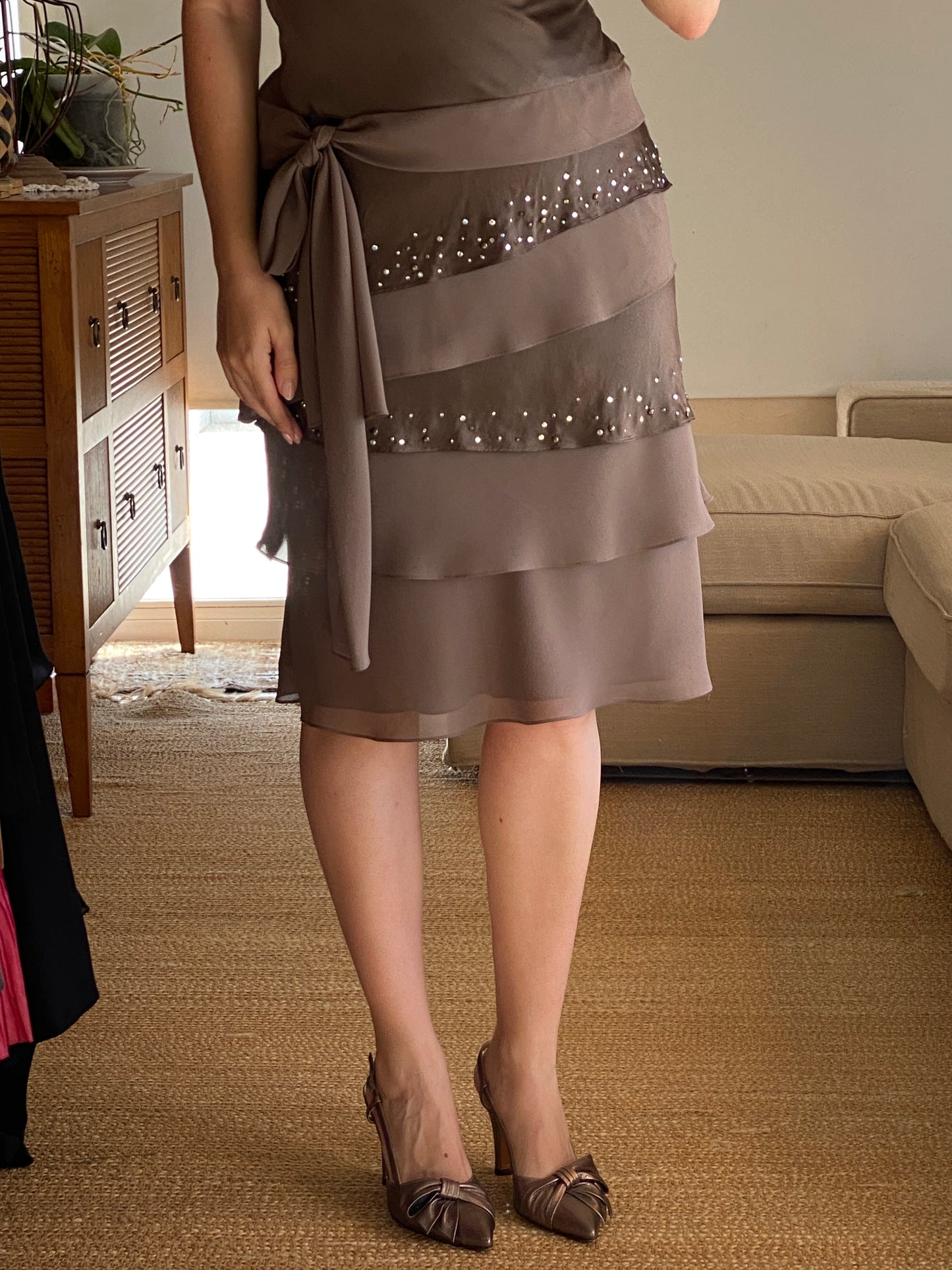 Vestido de seda y gasa color oliva con brillos