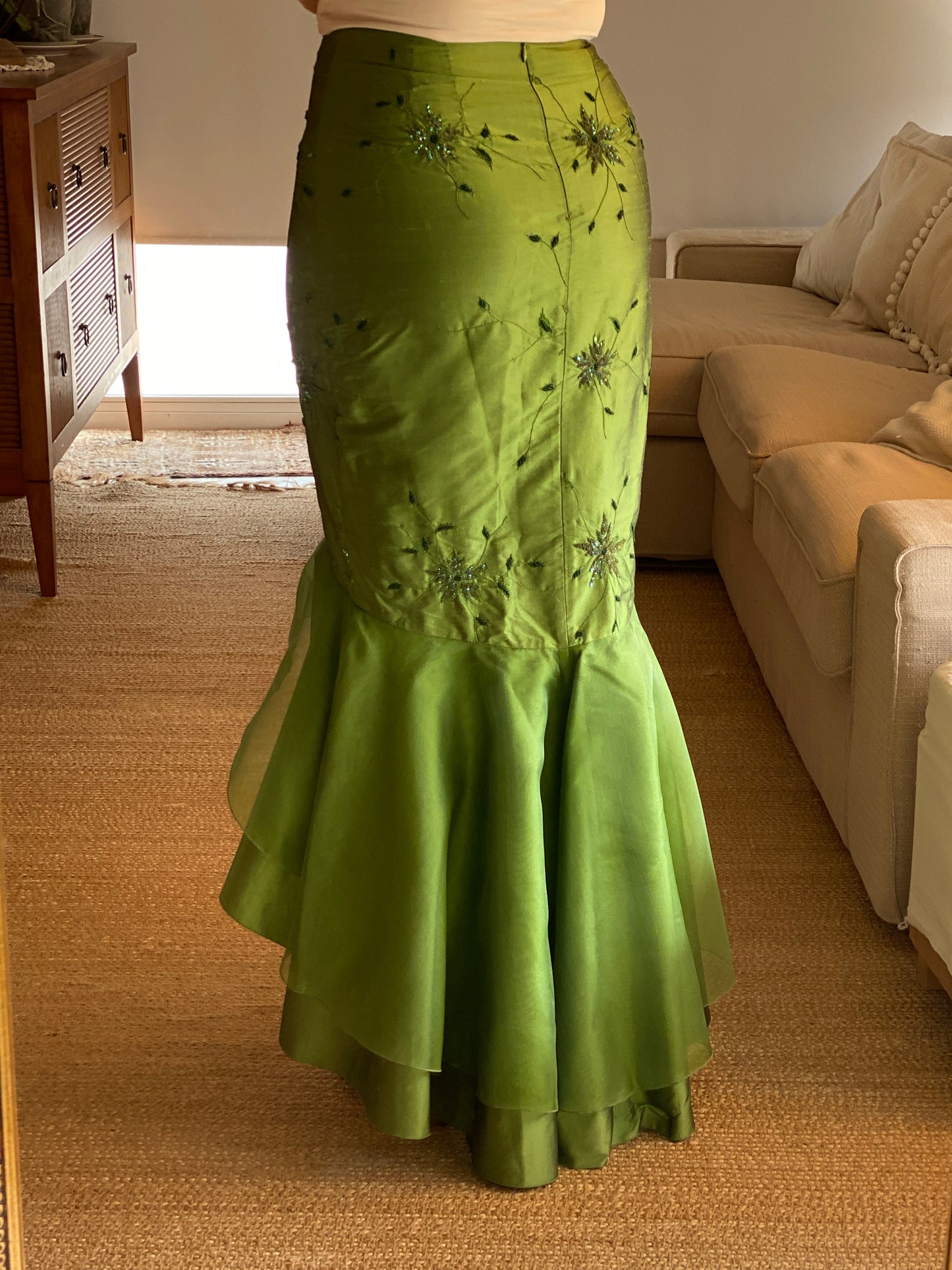 Falda de seda salvaje y organza con volantes en verde vibrante