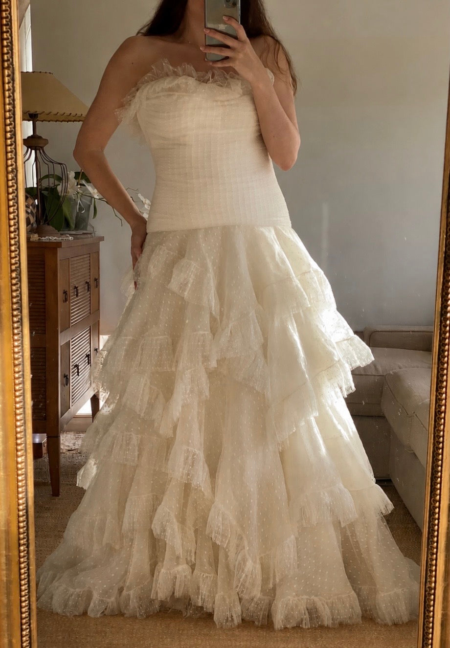 Vestido de novia en tul plumeti con falda de volantes
