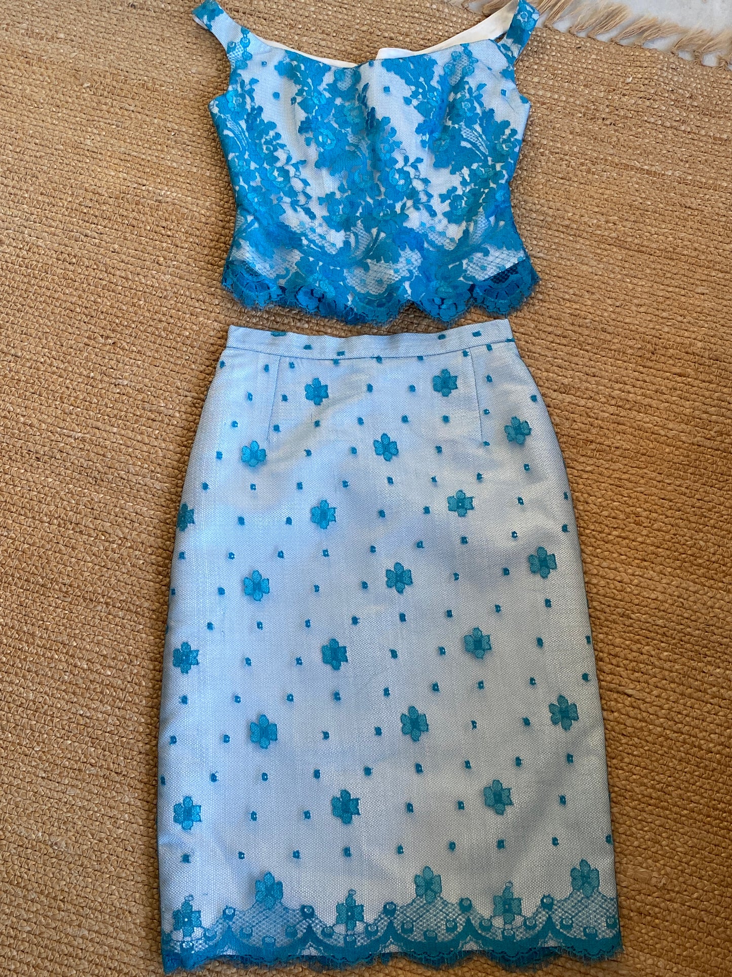 Conjunto de corsé y falda en encaje azul