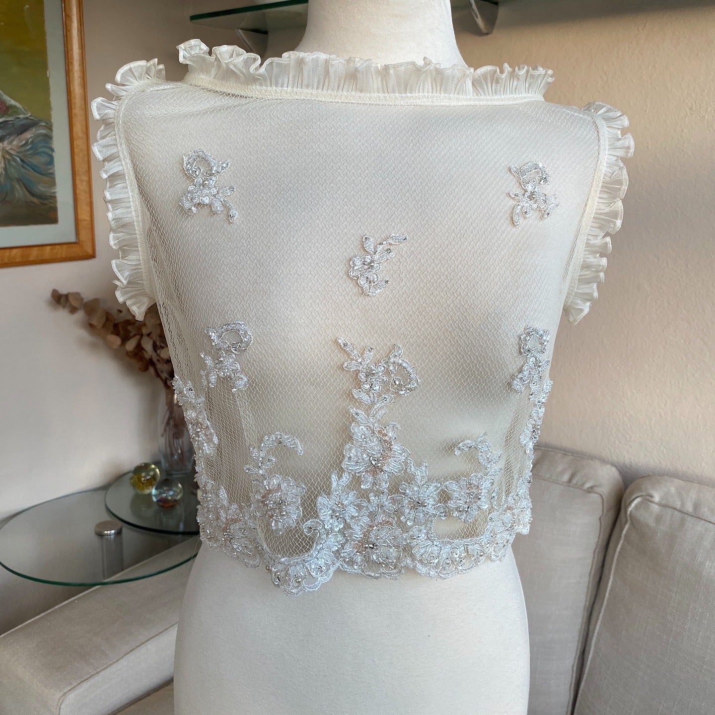 Top de tul transparente con bordado floral