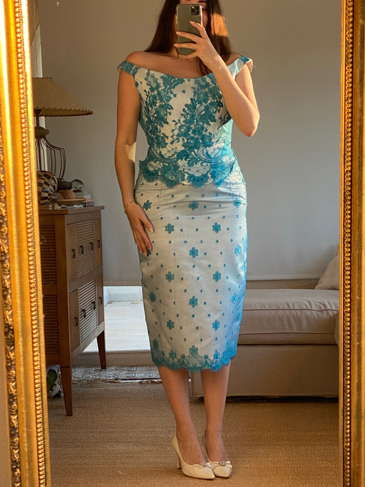 Conjunto de corsé y falda en encaje azul