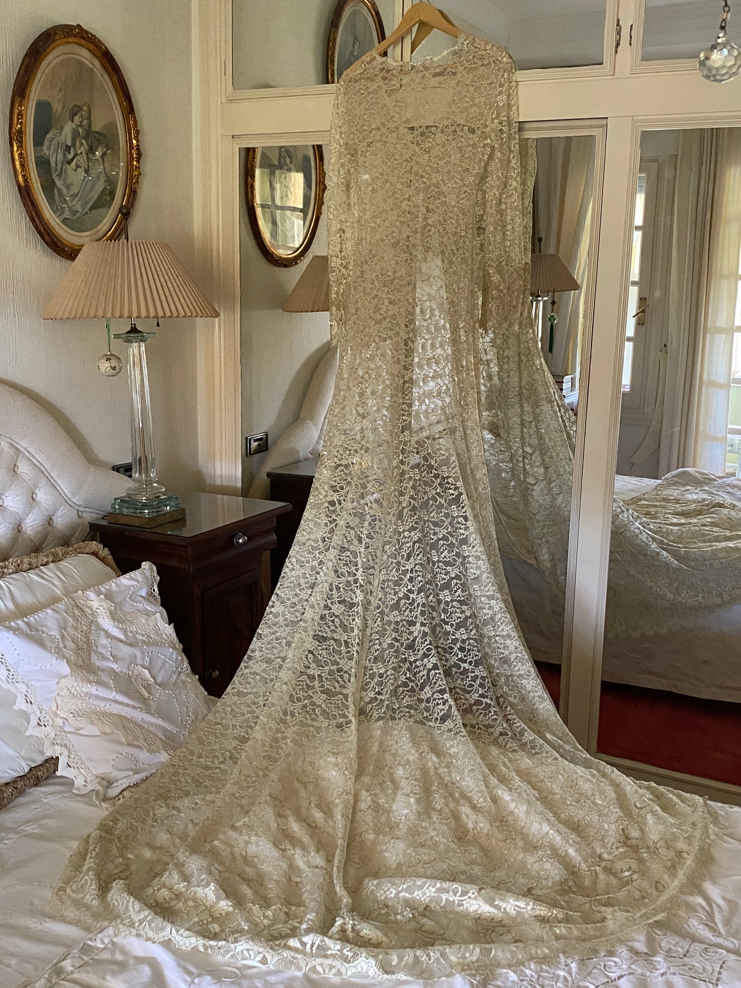 Abrigo de novia en encaje dorado
