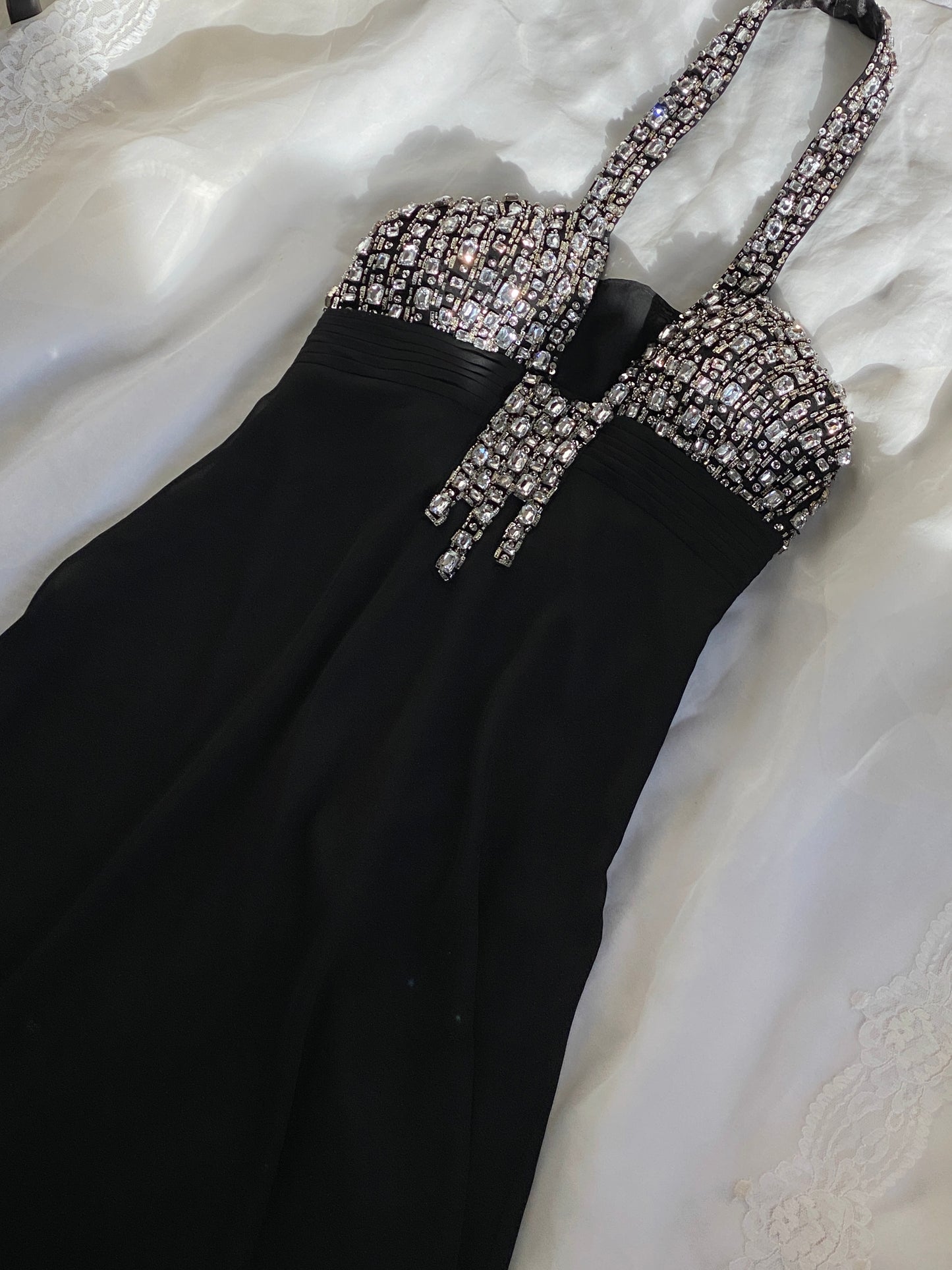 Vestido de fiesta negro con cristales