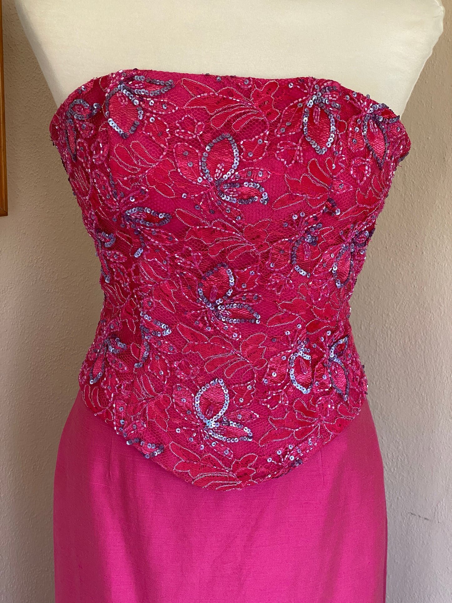 Conjunto vintage de seda con mariposas bordadas