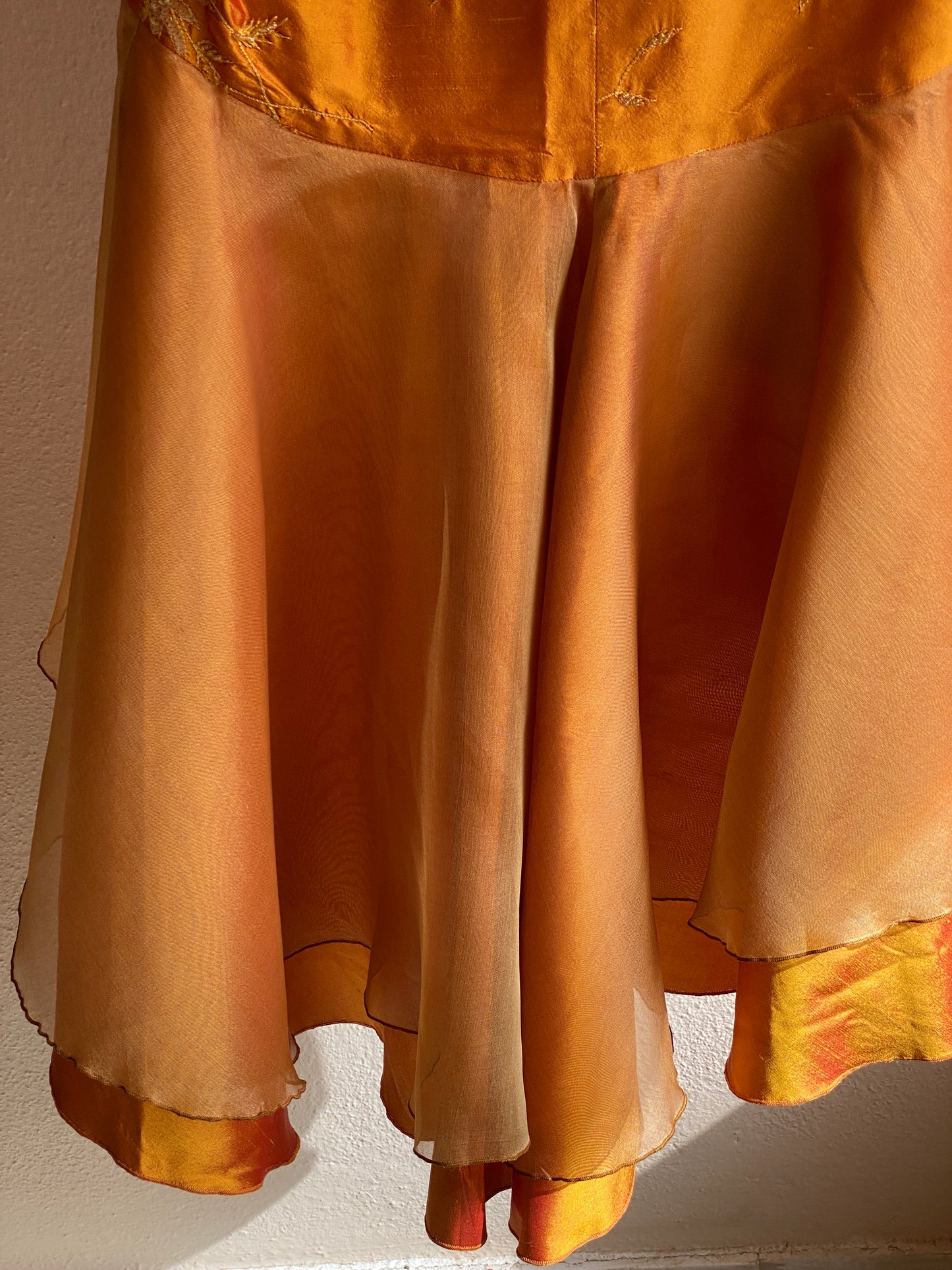 Falda de seda salvaje y organza con volantes en color ámbar