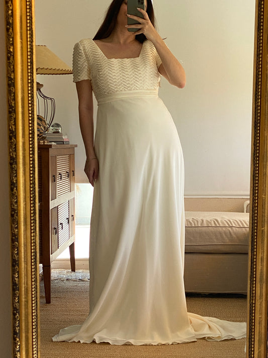 Vestido de novia marfil de corte imperio