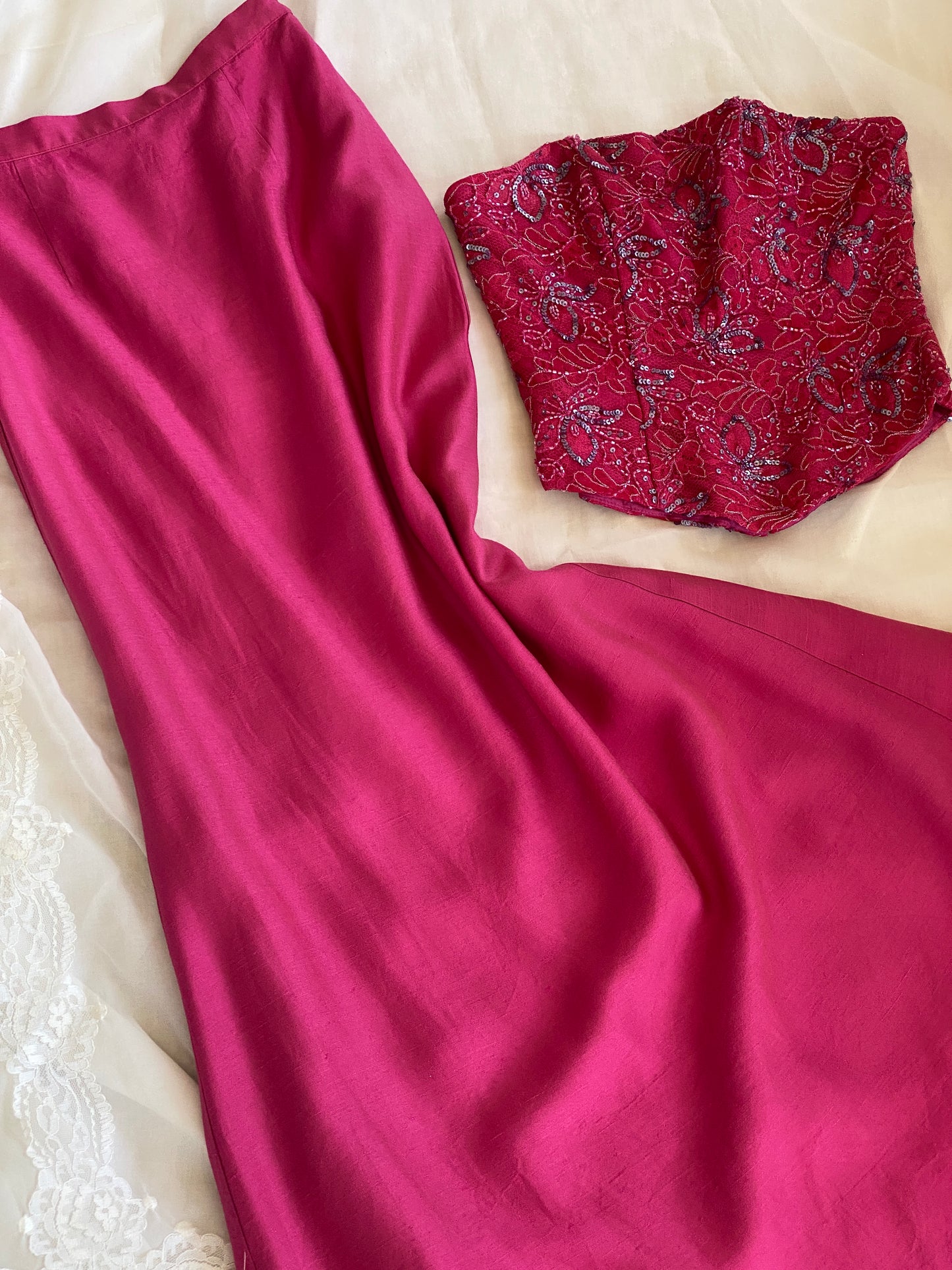 Conjunto vintage de seda con mariposas bordadas
