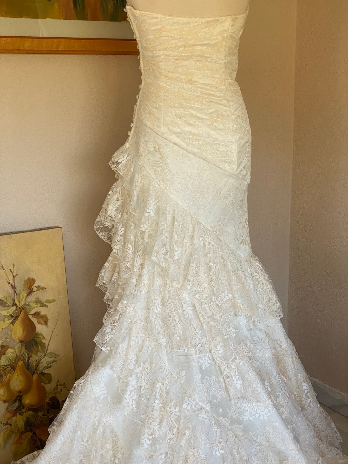 Vestido de novia de encaje con volantes
