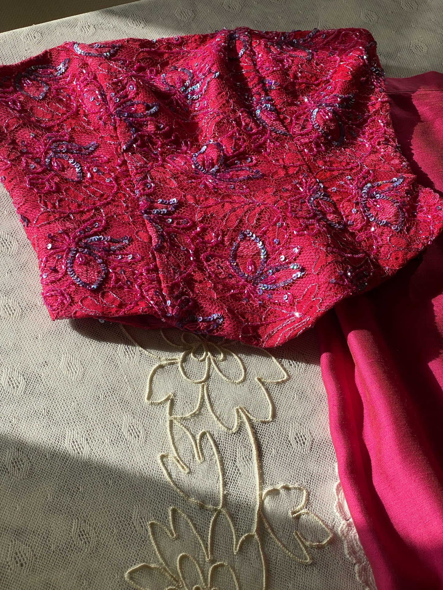 Conjunto vintage de seda con mariposas bordadas