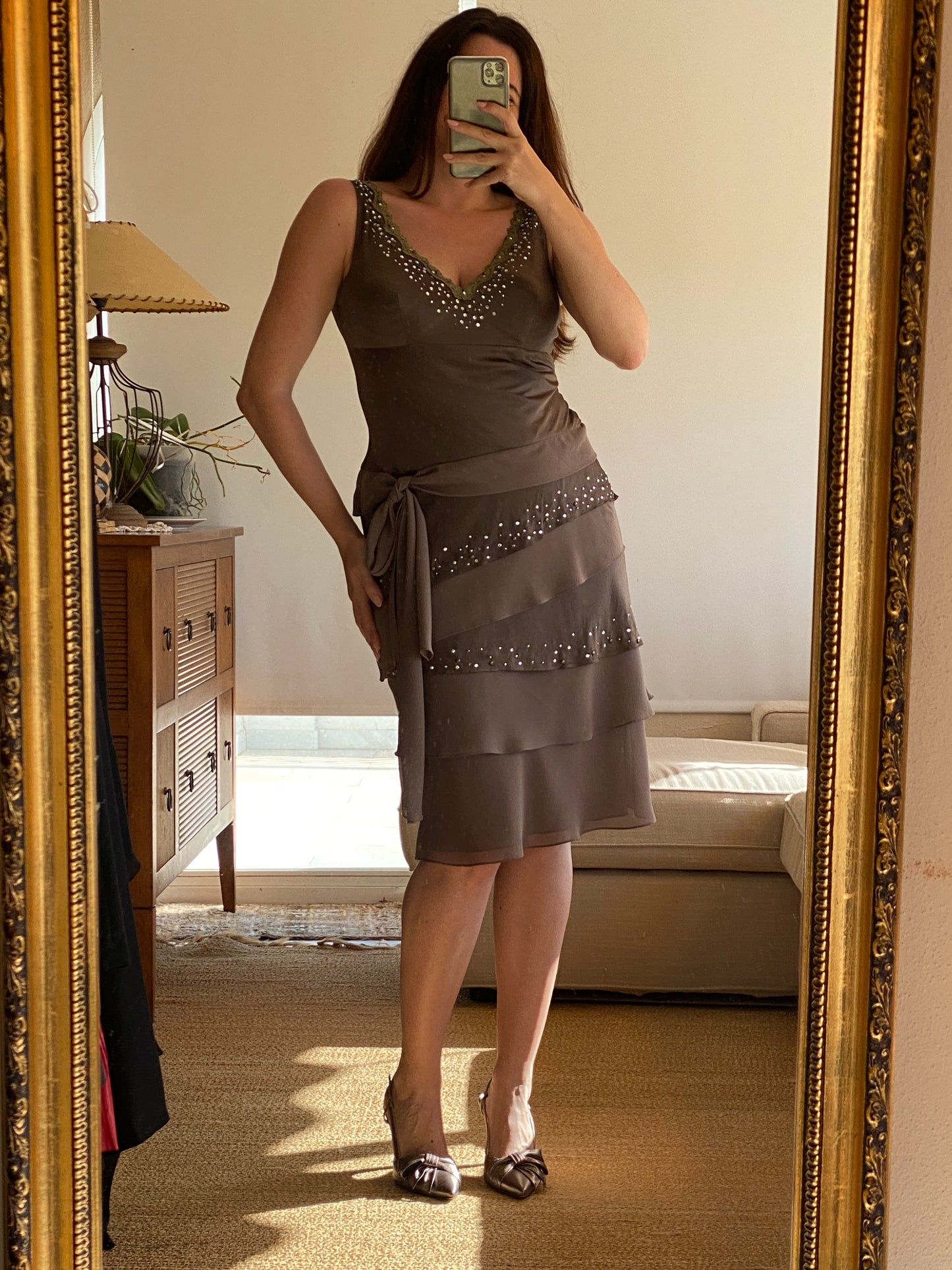 Vestido de seda y gasa color oliva con brillos