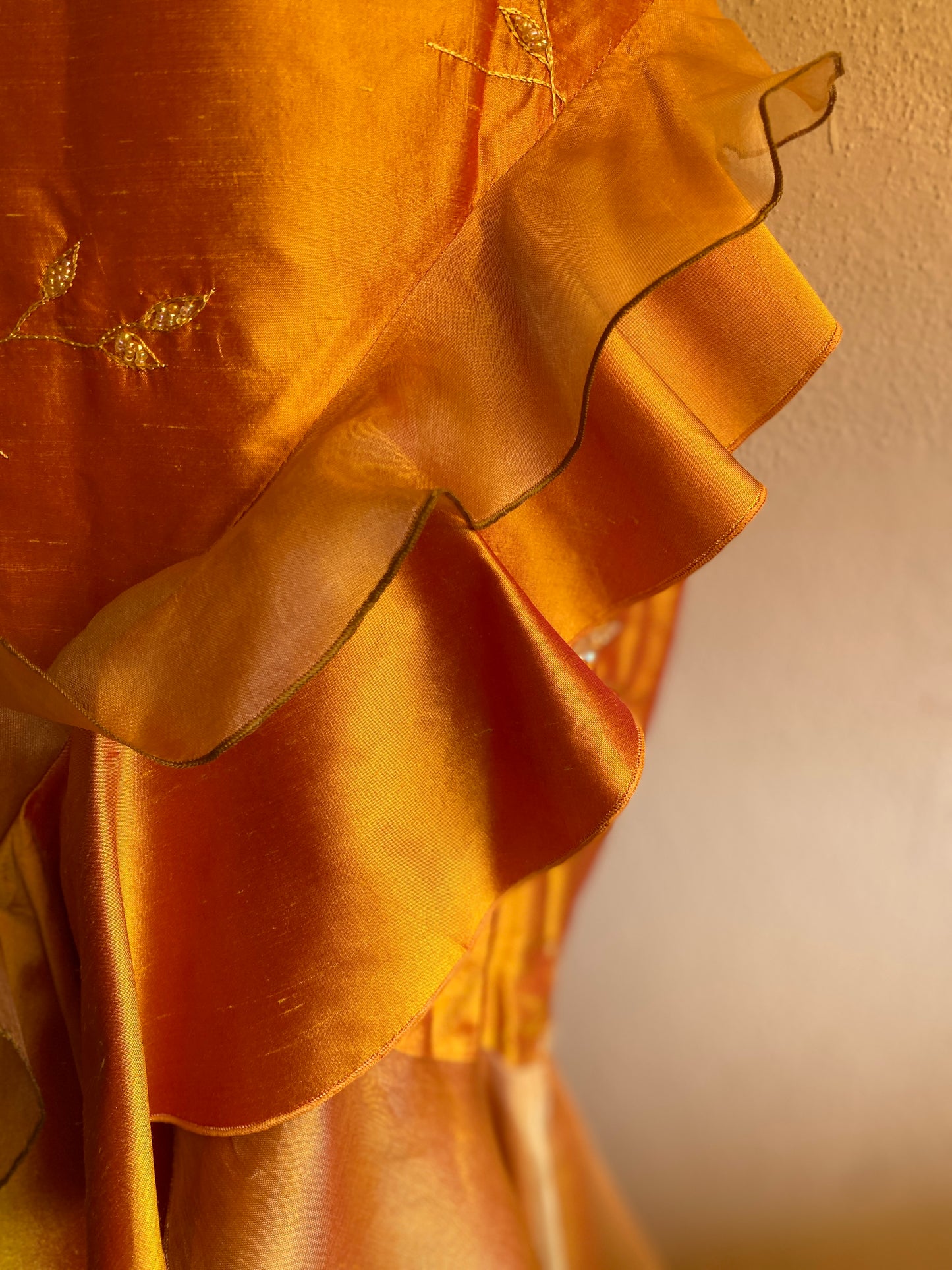 Falda de seda salvaje y organza con volantes en color ámbar