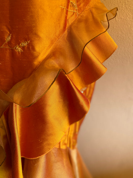 Falda de seda salvaje y organza con volantes en color ámbar