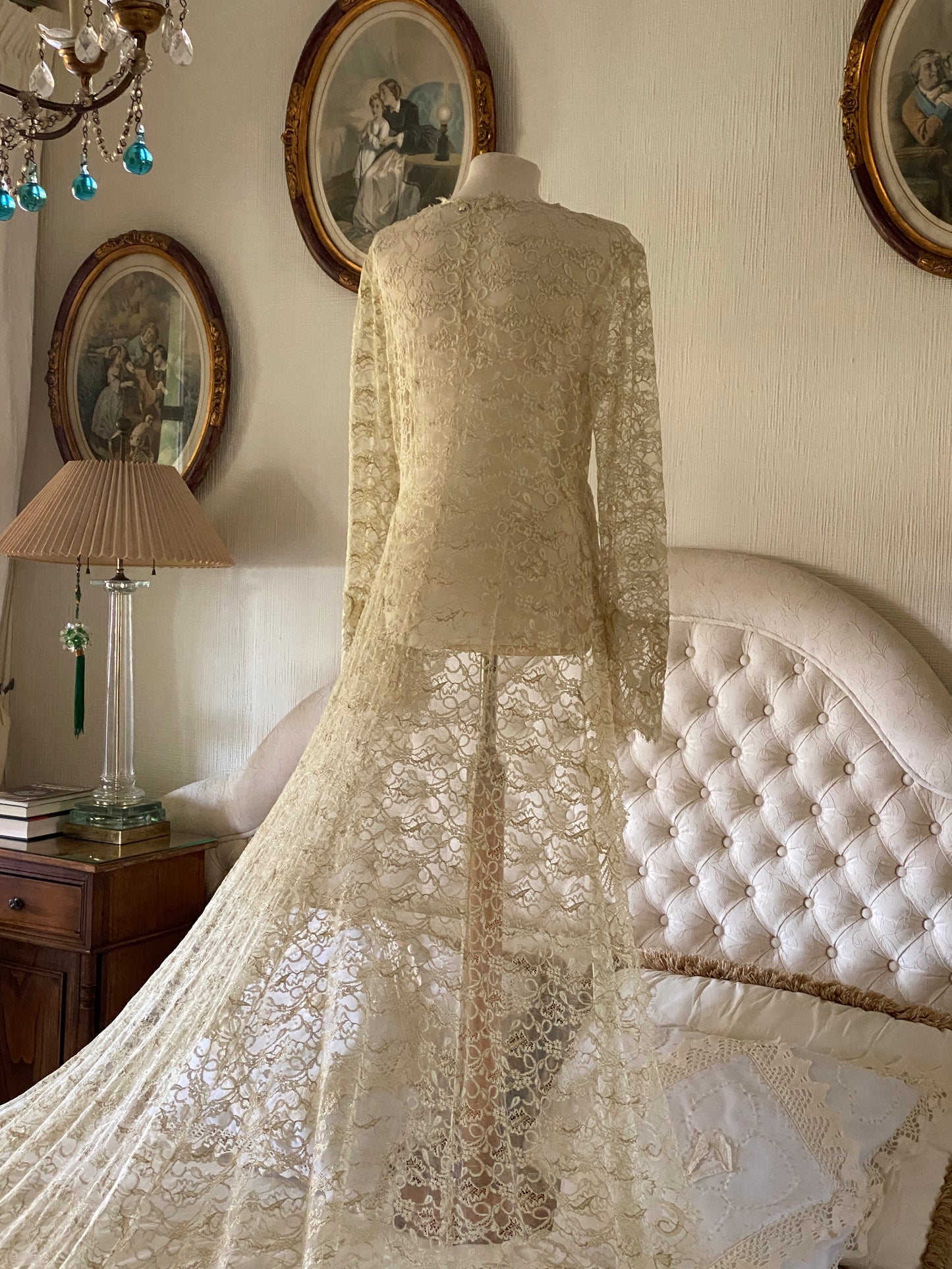 Abrigo de novia en encaje dorado