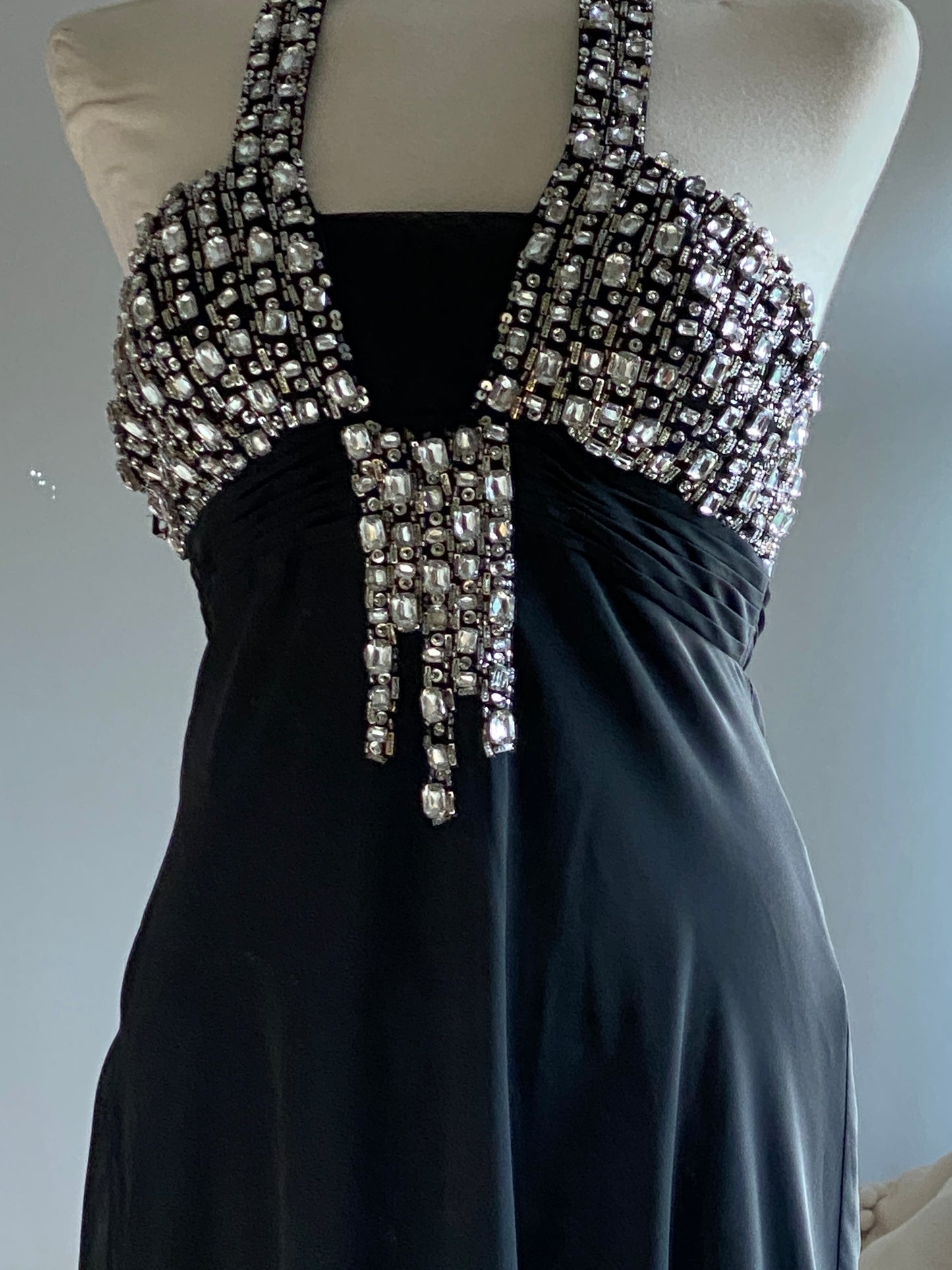 Vestido de fiesta negro con cristales