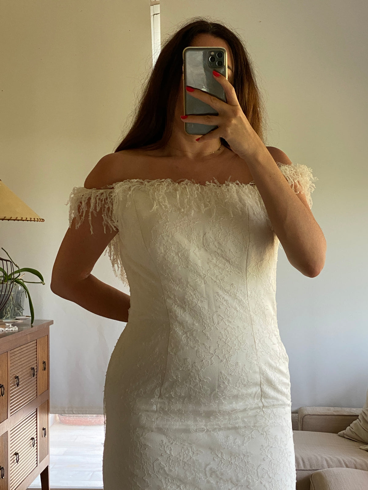 Vestido de novia en encaje chantillí con velo